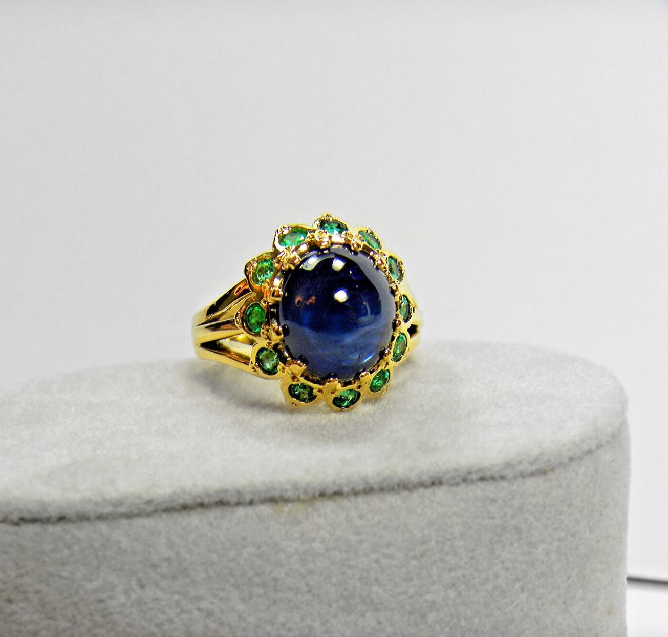 9.00 Carat Cabochon Cut Blue Sapphire Emerald Ring 18 Karat For Sale 2