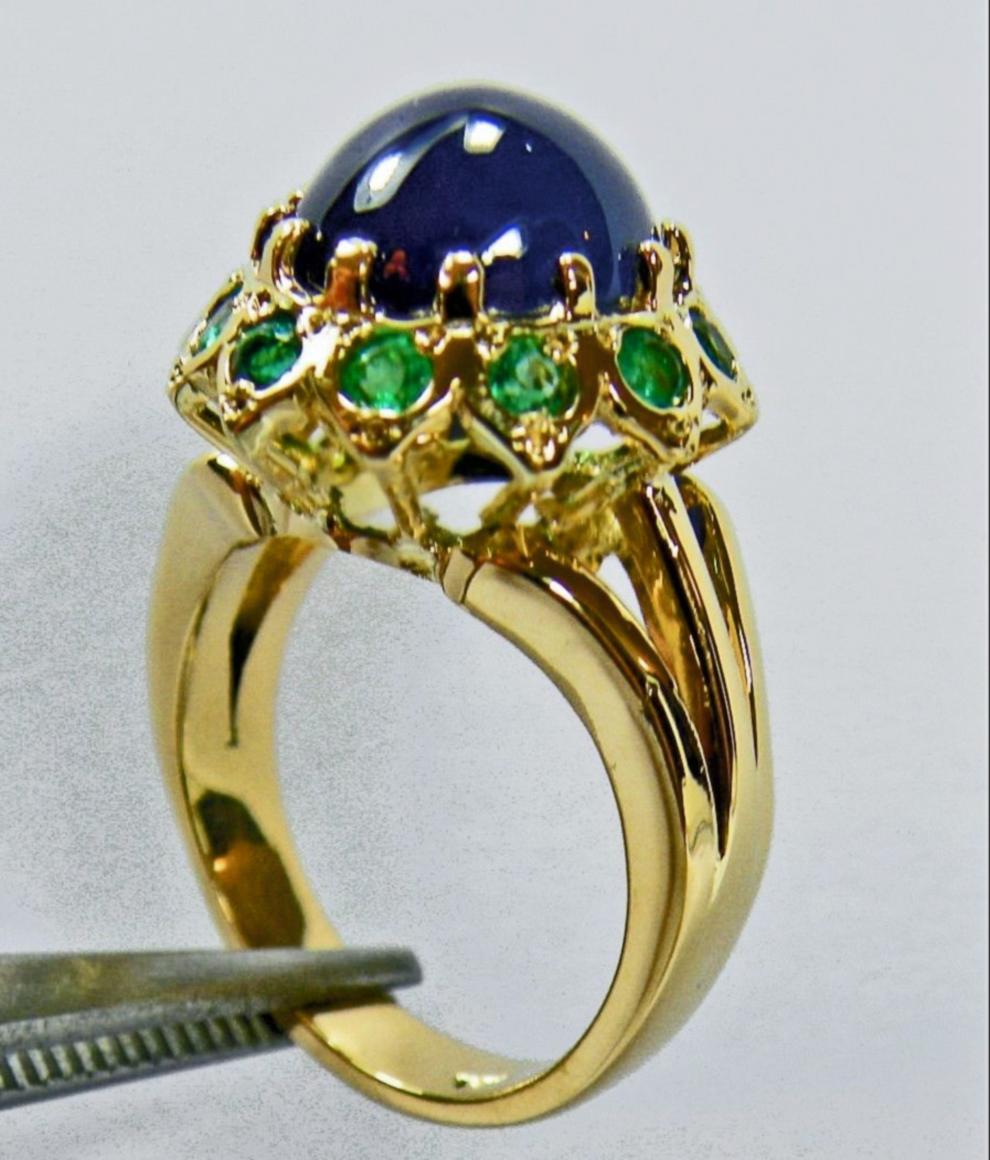 Art Deco 9.00 Carat Cabochon Cut Blue Sapphire Emerald Ring 18 Karat For Sale