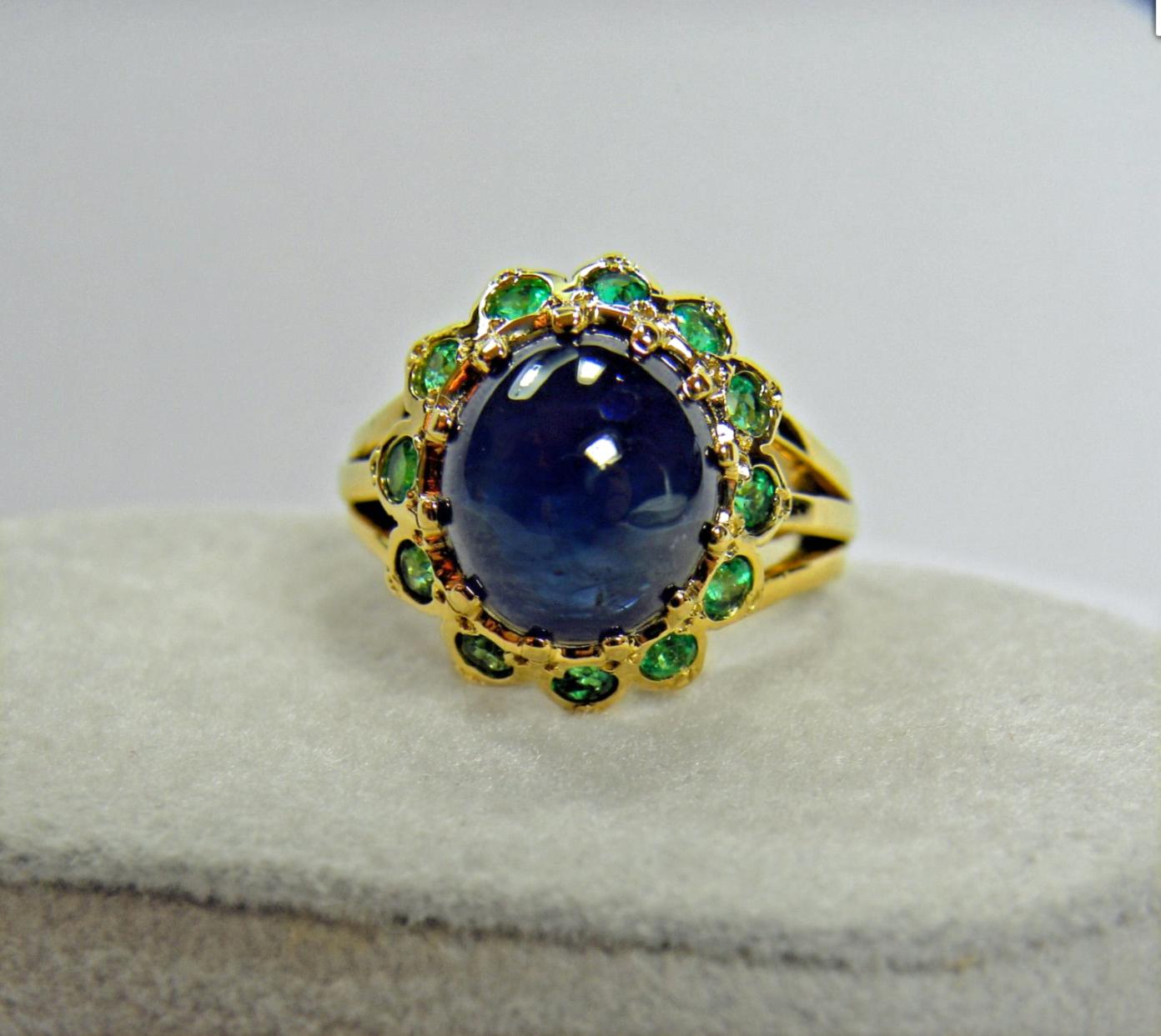 9.00 Carat Cabochon Cut Blue Sapphire Emerald Ring 18 Karat For Sale 4