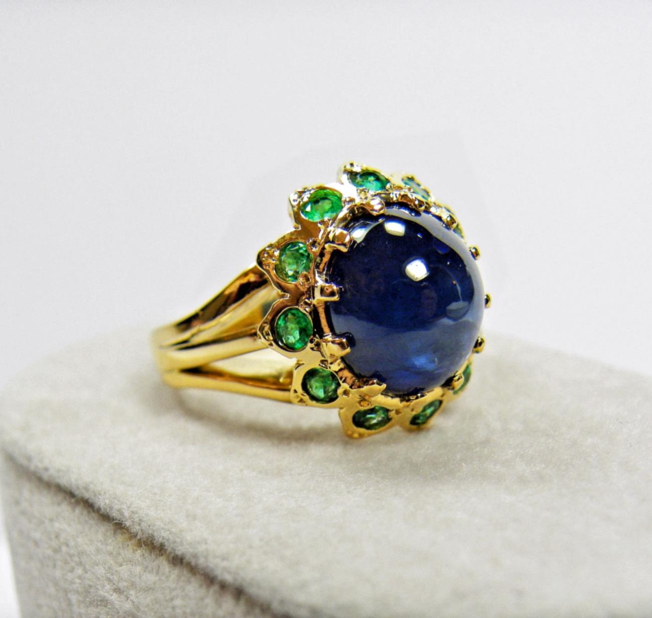 Round Cut 9.00 Carat Cabochon Cut Blue Sapphire Emerald Ring 18 Karat For Sale