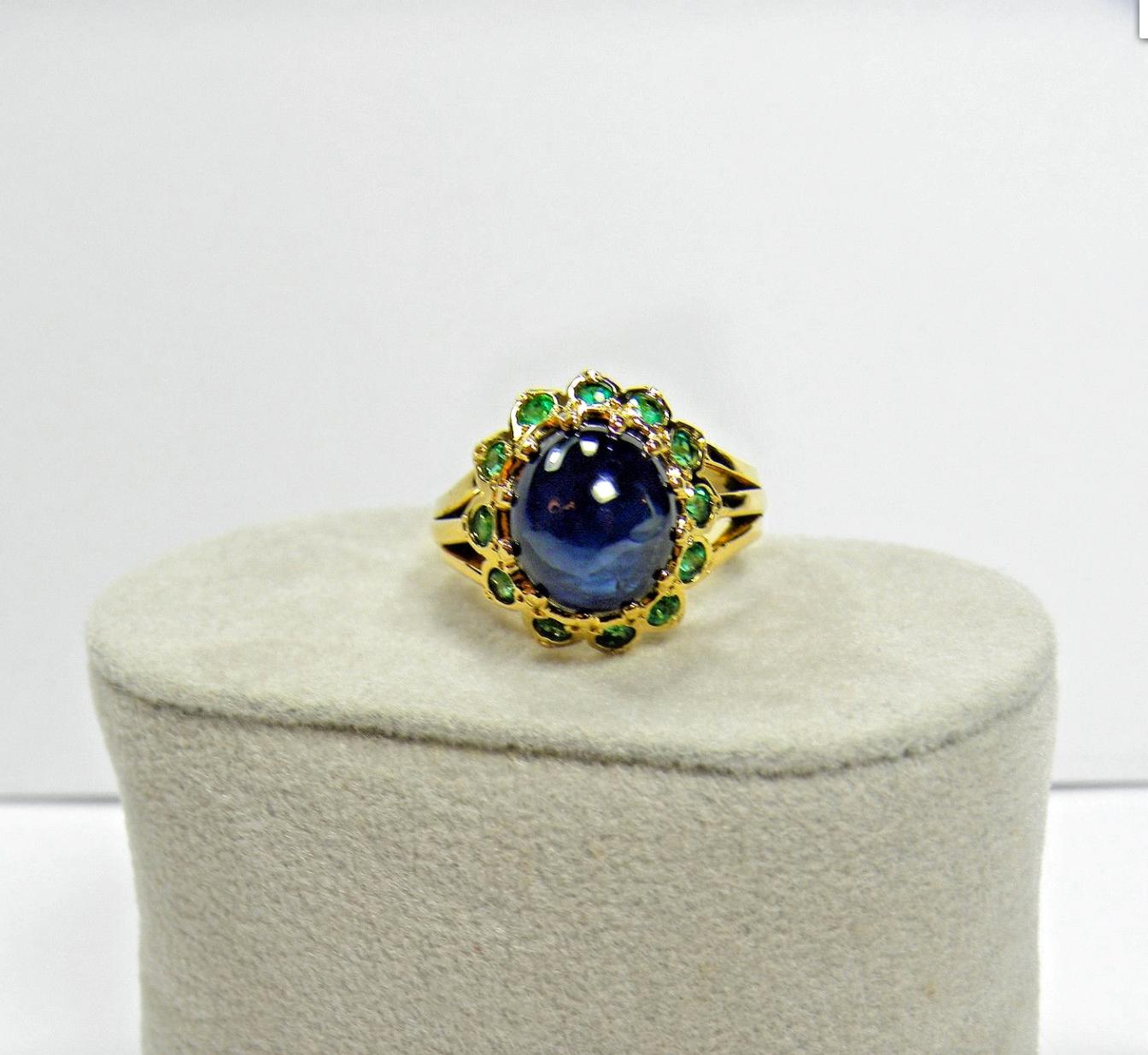 9.00 Carat Cabochon Cut Blue Sapphire Emerald Ring 18 Karat For Sale 5