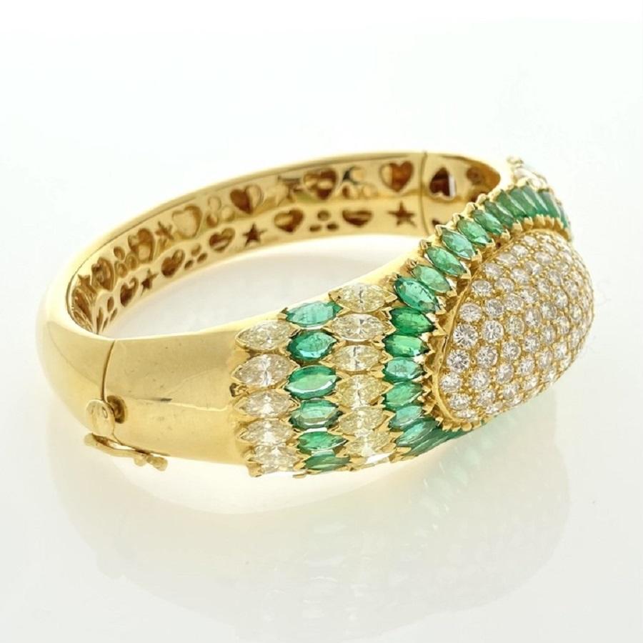 Emerald Cut 9.00 Carat Diamond & Green Emerald Bracelet In 18k Yellow Gold For Sale