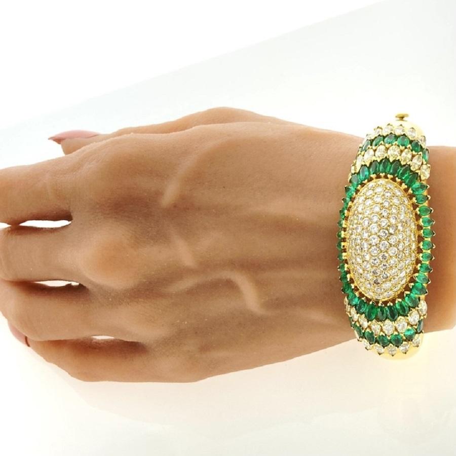 Women's 9.00 Carat Diamond & Green Emerald Bracelet In 18k Yellow Gold For Sale