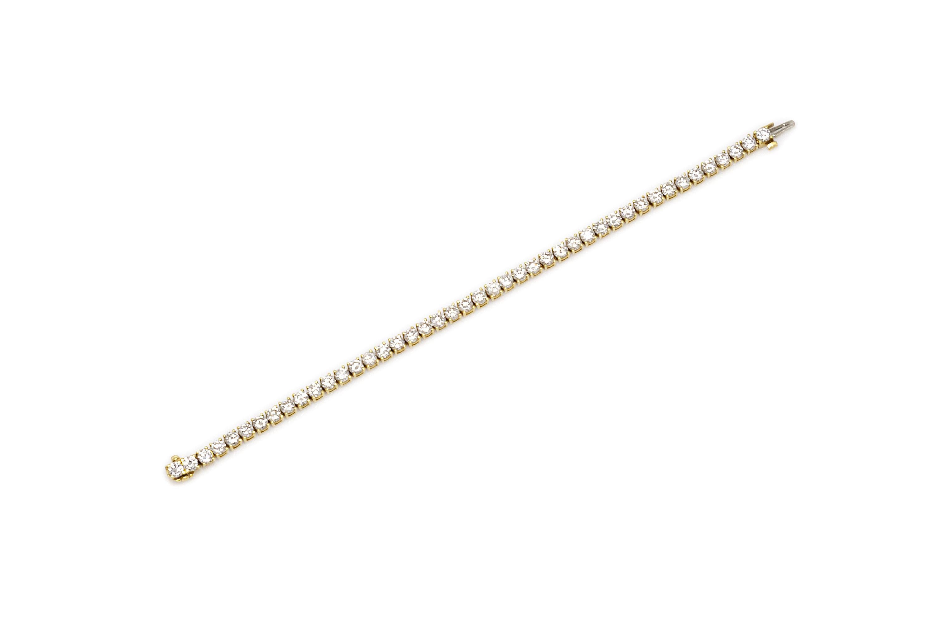 Finement réalisé en or jaune 18k avec 44 diamants ronds de taille Brilliante pesant approximativement un total de 9.00 carats, couleur E-F, pureté VS.
Taille 6 3/4 pouces