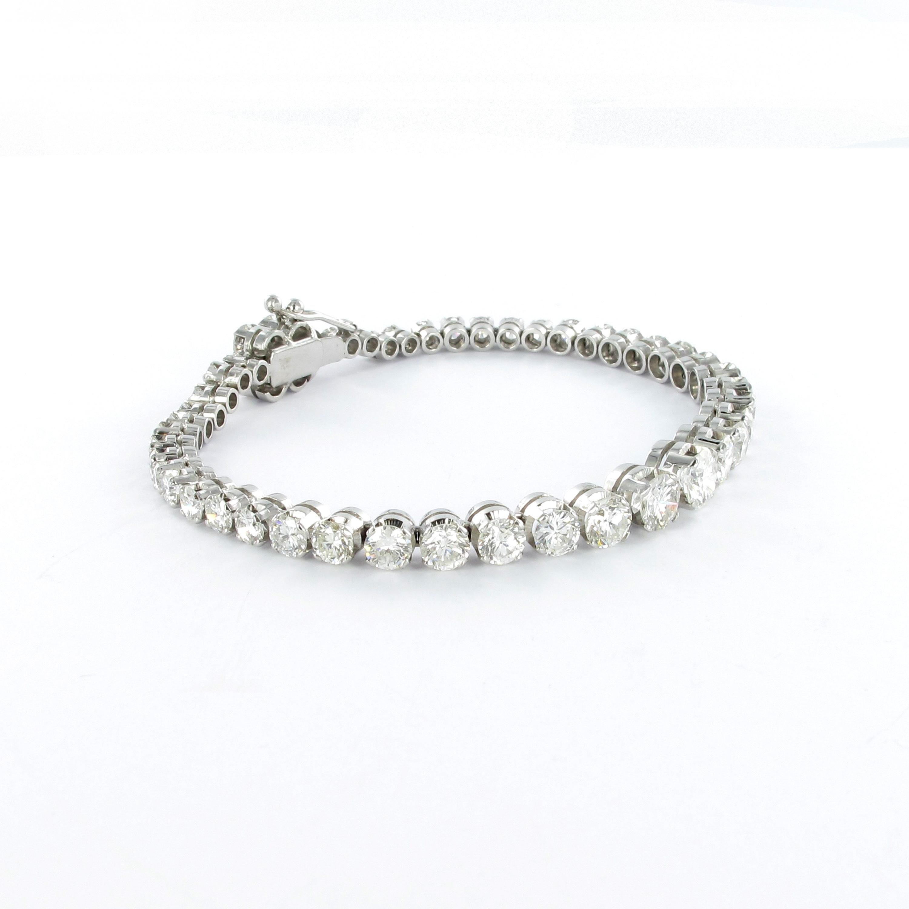 Moderne Bracelet tennis en or blanc 18 carats avec diamants de 9,00 carats en vente