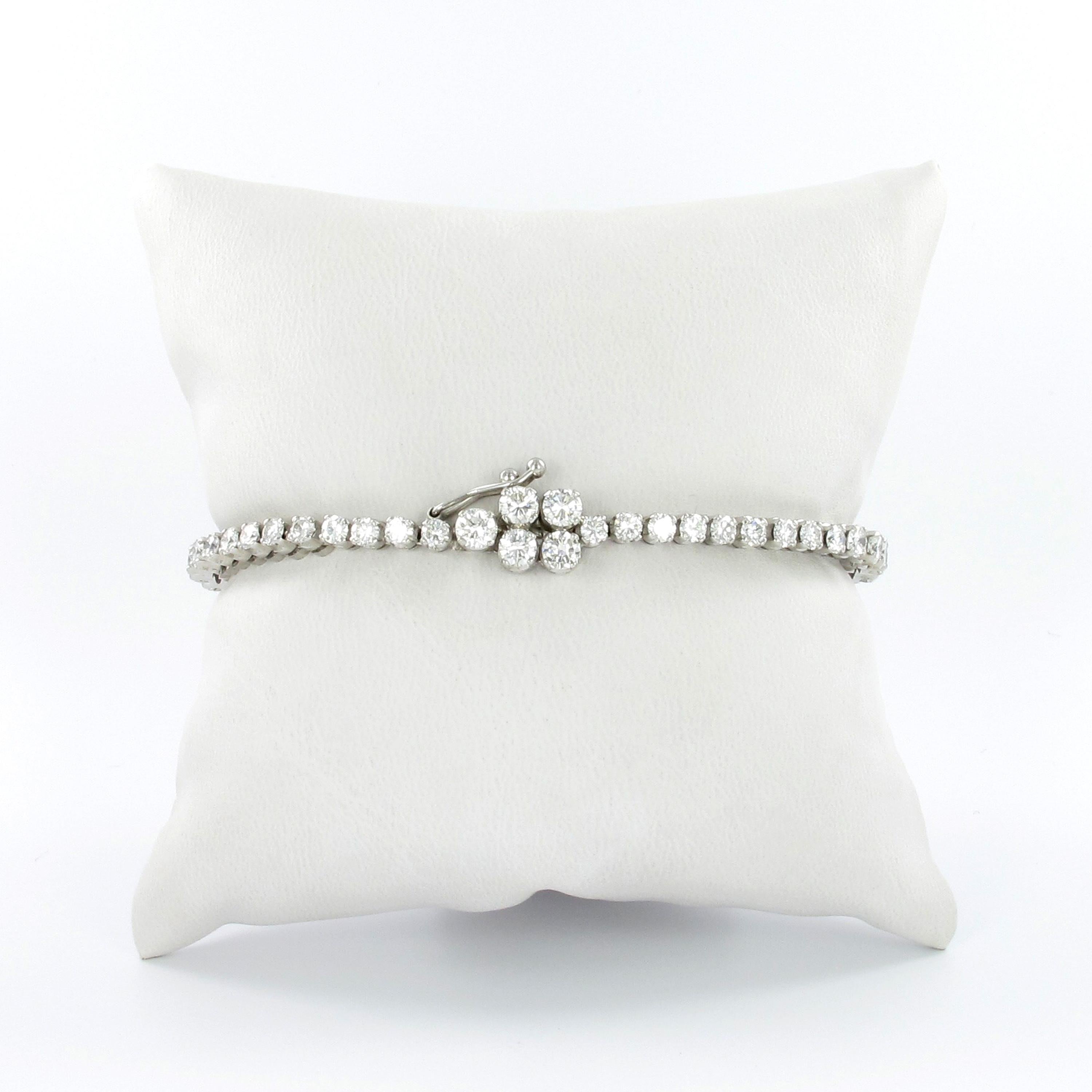 Bracelet tennis en or blanc 18 carats avec diamants de 9,00 carats en vente 1