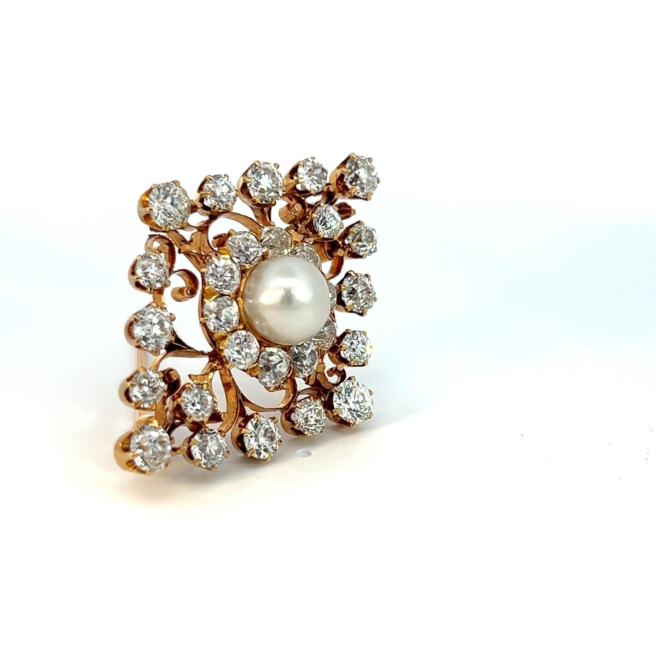 Rehaussez votre style avec notre épingle en perles naturelles et diamants de taille européenne ancienne, véritable incarnation du glamour et de la sophistication vintage. Cet accessoire exquis présente une perle d'eau salée naturelle lumineuse