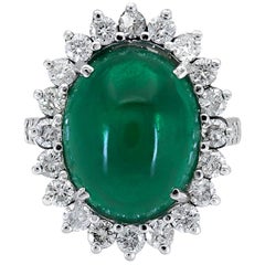 Anello da cocktail con smeraldo ovale cabochon da 9,00 carati e diamanti a forma di fiore
