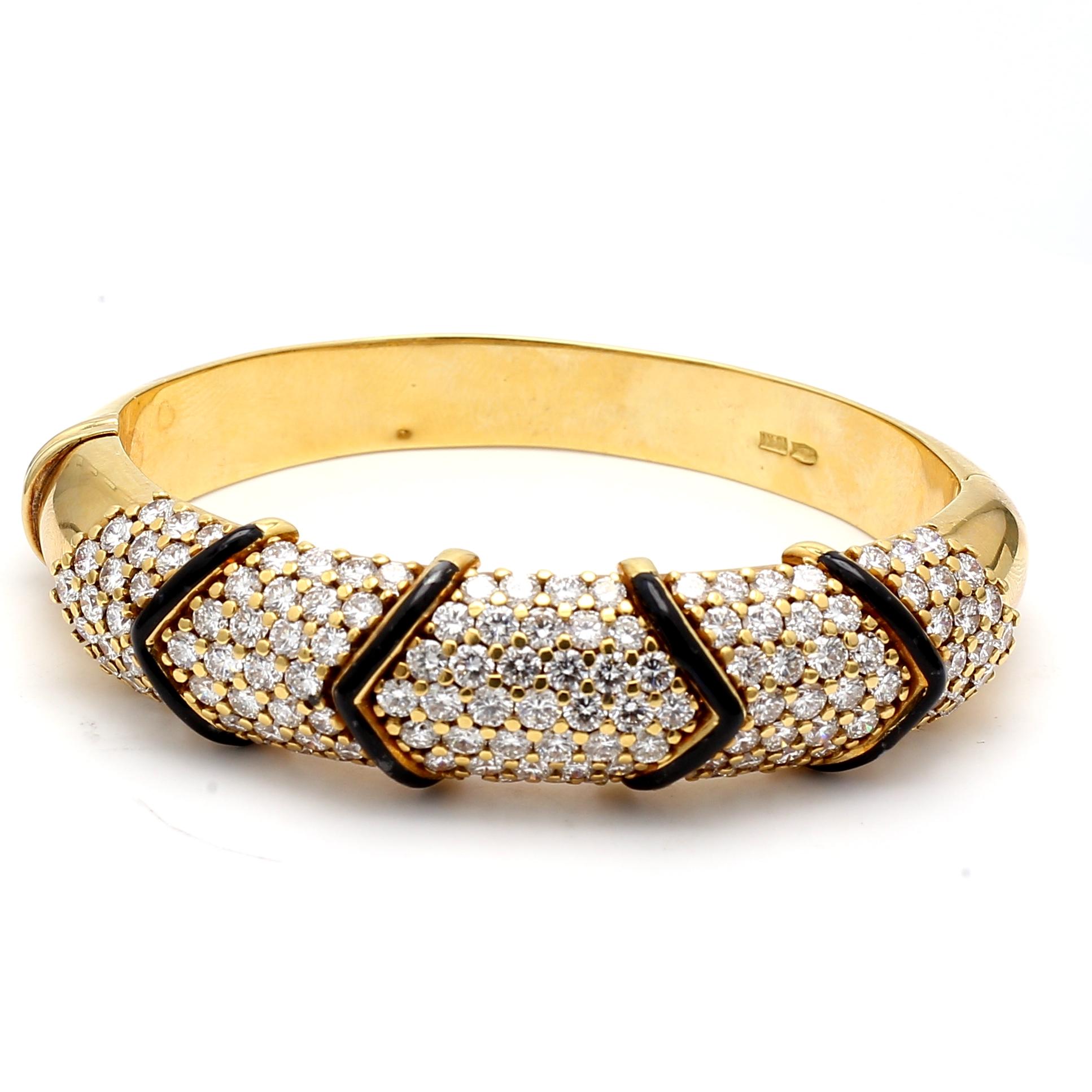 Titolo:
9,00 Carat Round Brilliante Diamond Bracciale in oro giallo 18 carati
Stile:
Bracciale
Metallo:
oro giallo 18 carati
Gemma 1:
Diamante da 9 carati
Numero di pietre:
135
Forma:
Brillante rotondo
Dimensioni:
6,25in/larghezza-0,53
Peso:
62.4