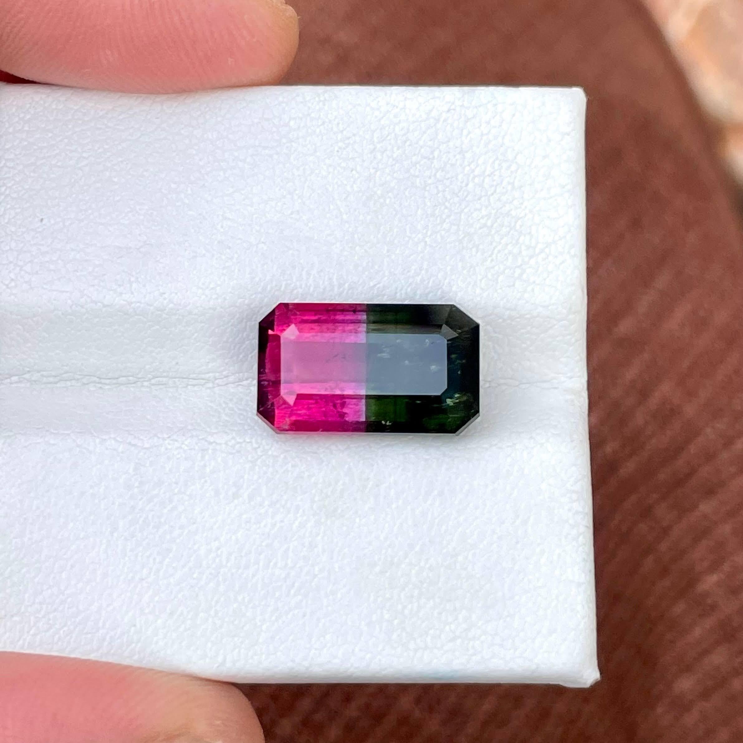 Moderne 9.00 Carats Bi Color Tourmaline Stone Emerald Cut Natural Brazilian Gemstone en vente