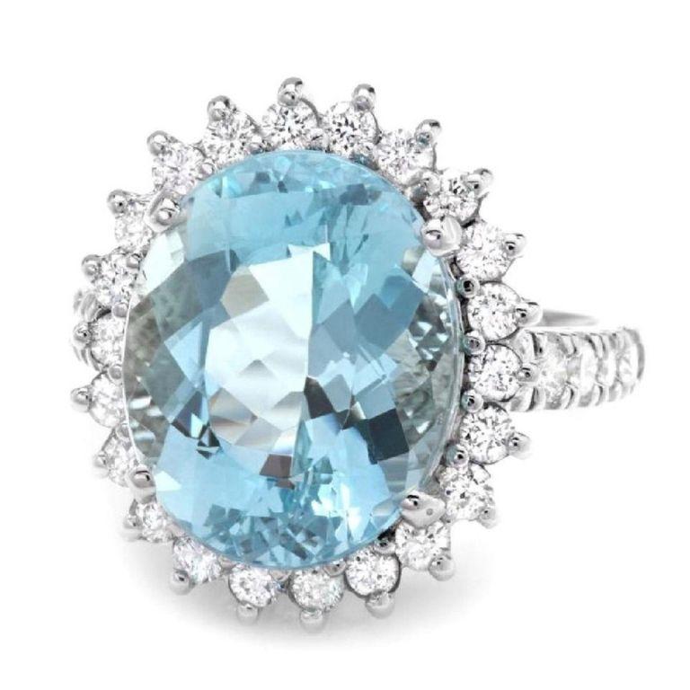9.00 Carat Impressive Natural Aquamarine and Diamond 14 Karat Solid Gold Ring In New Condition For Sale In Los Angeles, CA