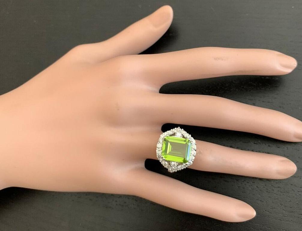Women's 9.00 Carat Natural Peridot and Diamond 14 Karat Solid White Gold Ring For Sale