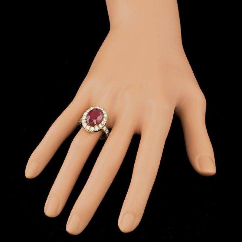 9.00 Carats Natural Red Ruby and Diamond 14K Yellow Gold Ring In New Condition For Sale In Los Angeles, CA