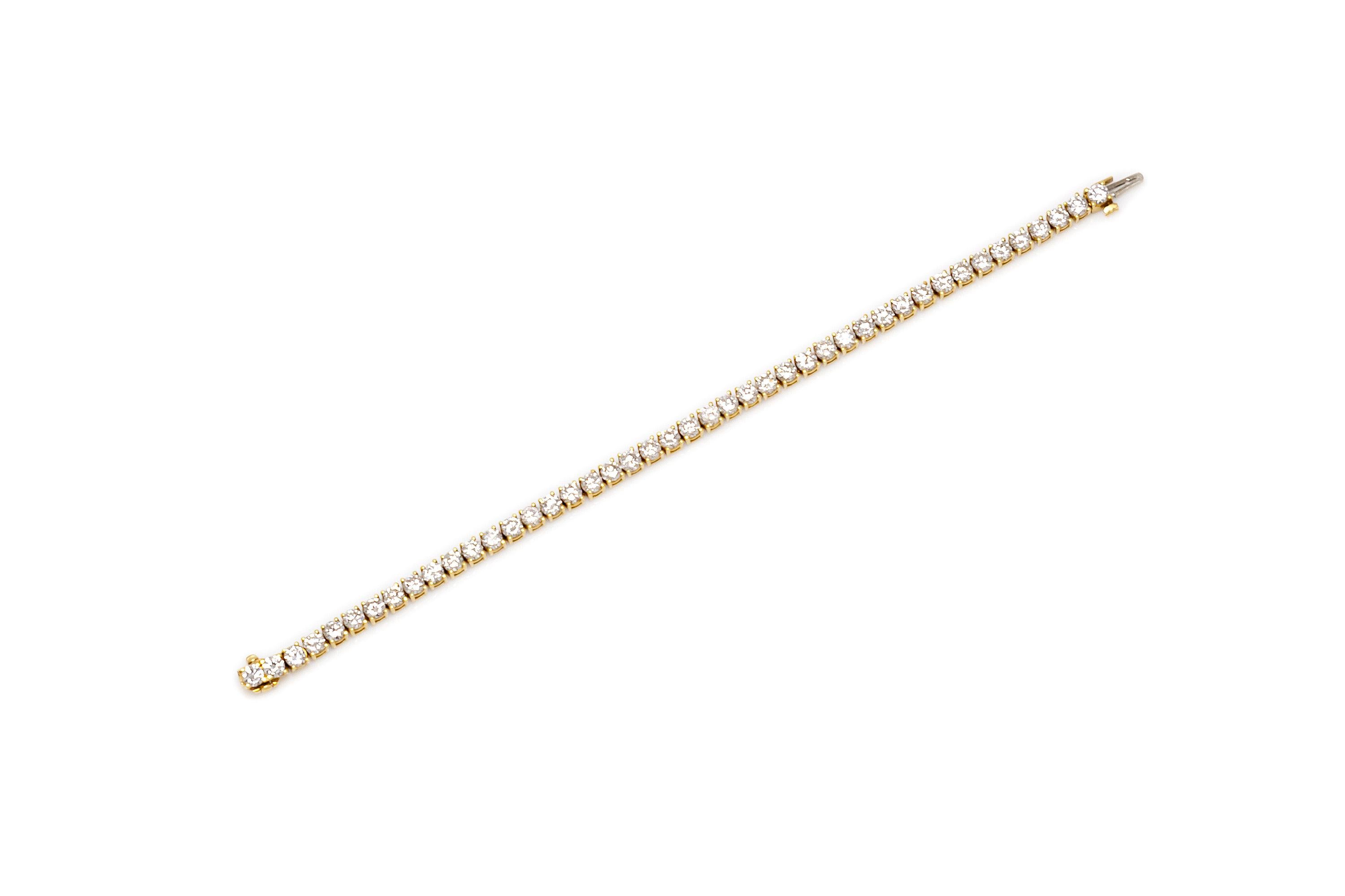 Bracelet tennis finement ouvragé en or jaune 18k avec des diamants (E-F/VS) pesant un total de 9.00 carats. Vers les années 70.