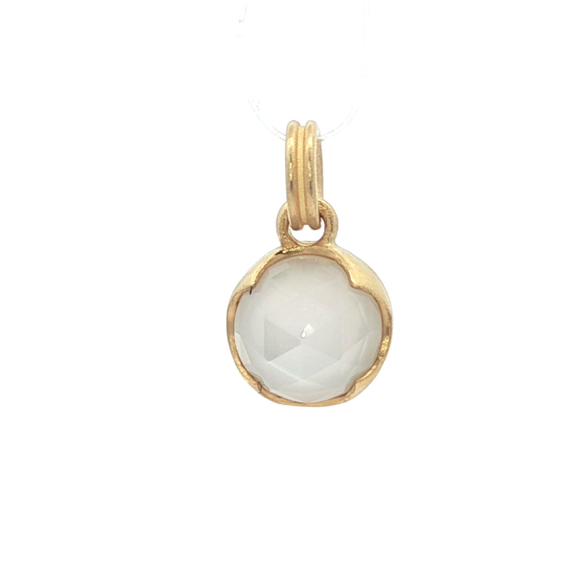 --Pierre(s) :...
(1) Pierre de lune véritable naturelle - taille ronde à facettes - sertie - couleur blanche - 8 mm (approx.)

MATERIAL : Or jaune massif .900 à haut carat
Poids : 1.72 grammes
Diamètre : 9,1 mm (0,35