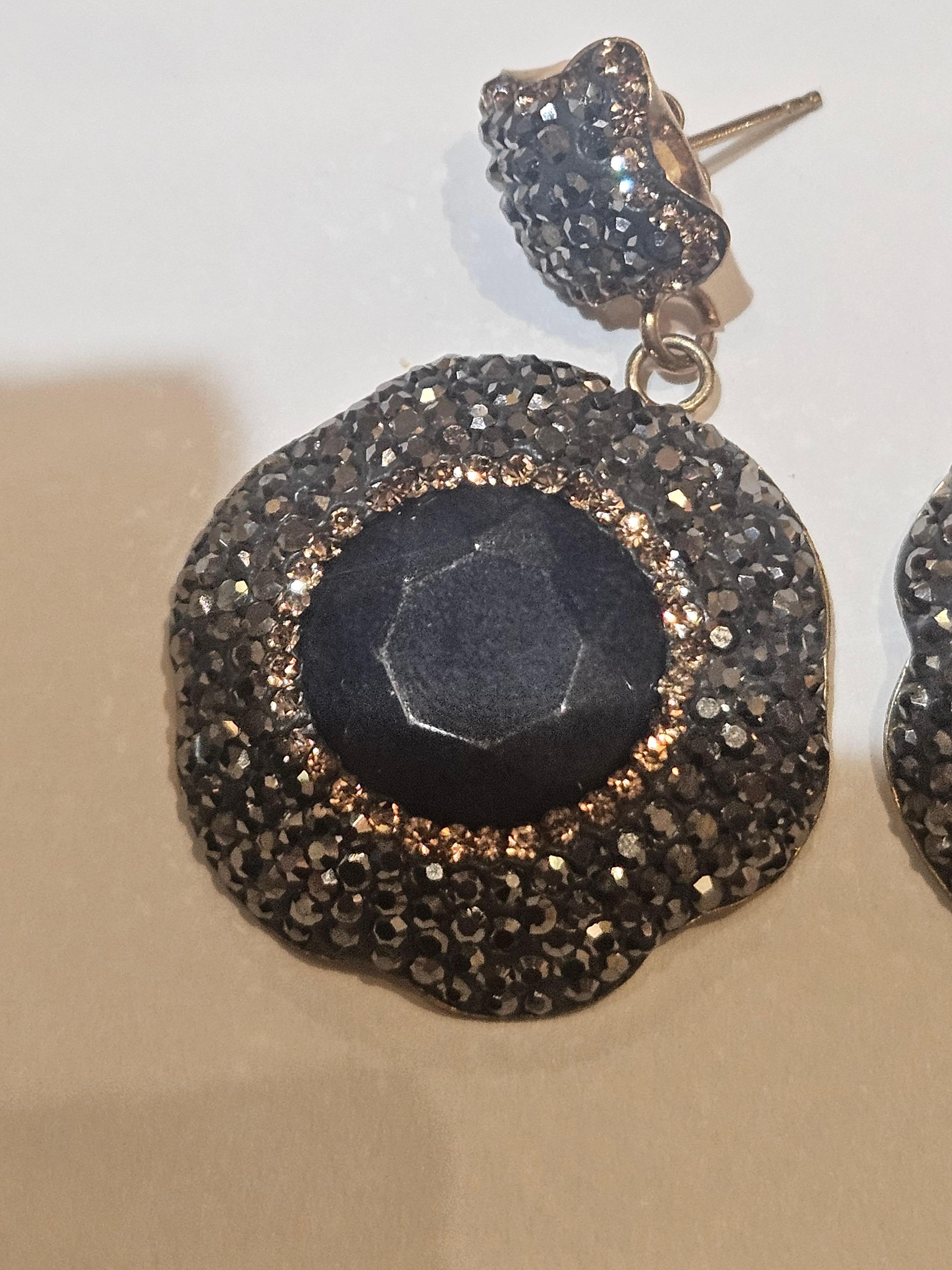 L'article suivant que nous offrons est ce saphir bleu brut extrêmement rare et magnifique en vermeil d'or 18KT sur argent sterling, avec de grandes facettes fantaisistes.  Boucles d'oreilles pendantes en pierre de corindon et cristal de marcassite