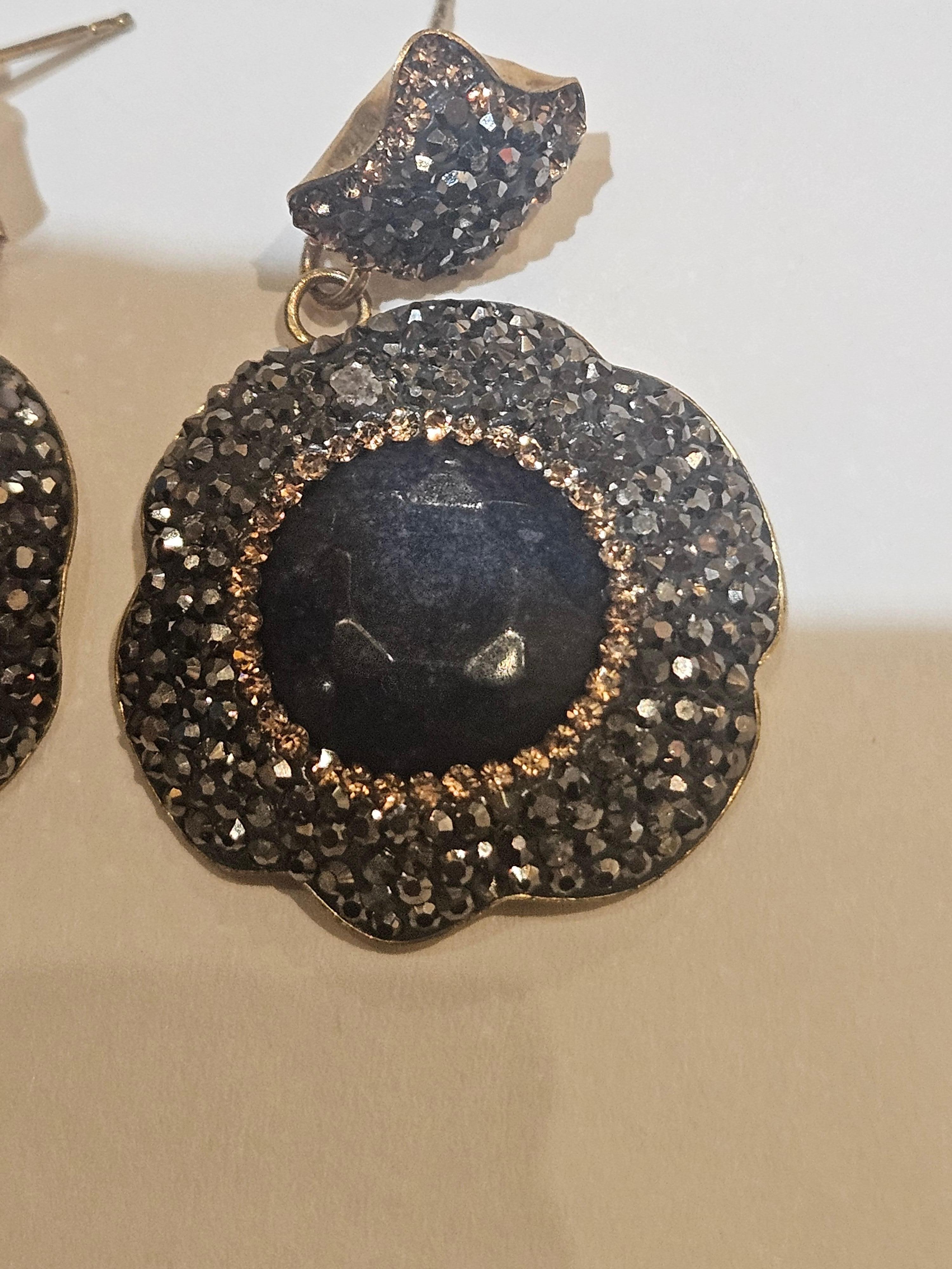 Taille mixte 900 $ Important Boucles d'oreilles pendantes en or vermeil 18KT Druzy Rough Sapphire en vente