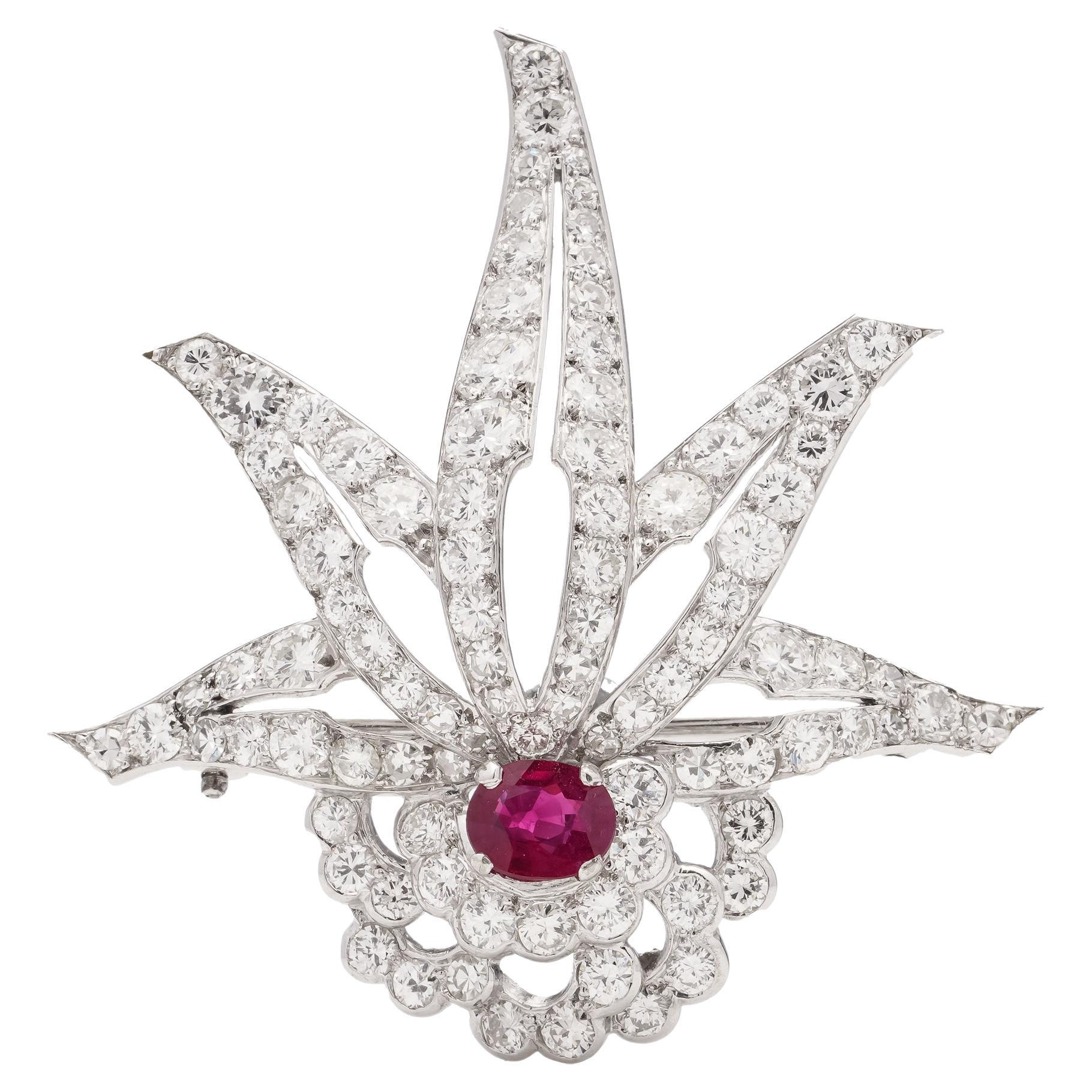 900. platinum brooch set with 4.62 carats of round brilliant diamonds For Sale