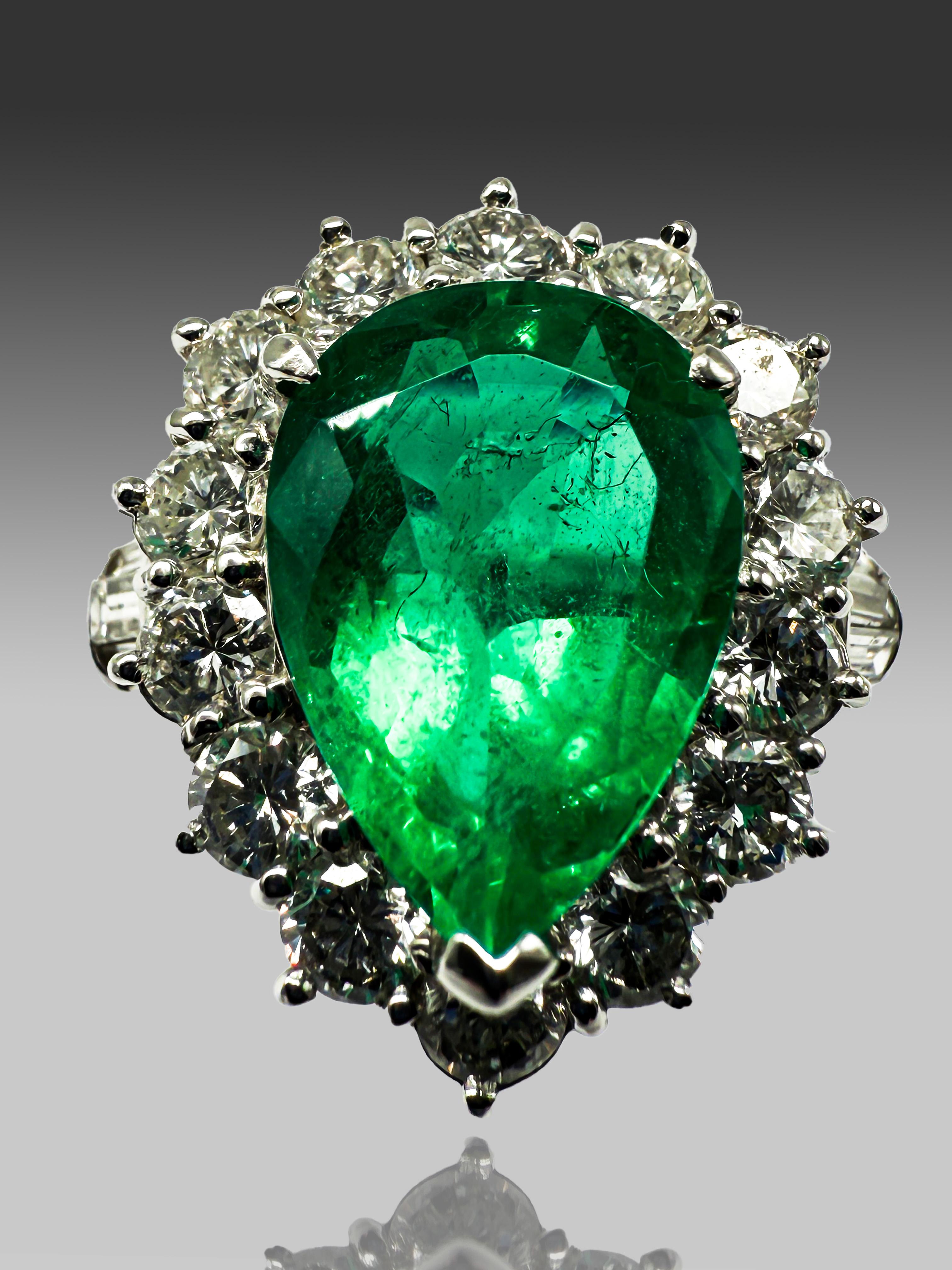 This extraordinary ring is a true masterpiece of fine jewelry, combining luxury and elegance in one exceptional piece.
The ring is in good condition, showing only minor signs of wear that add a touch of noble patina. Crafted with the utmost