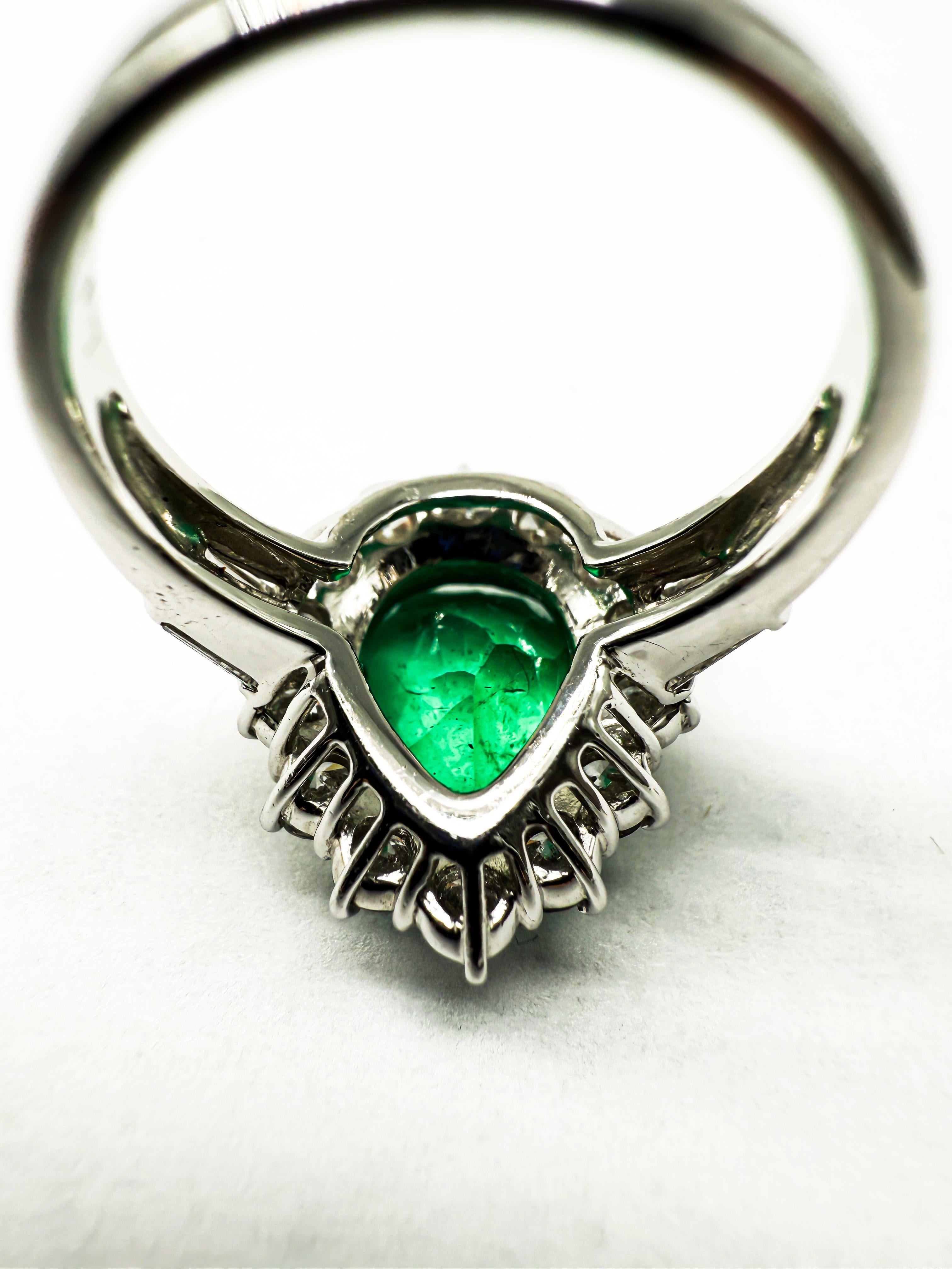 900 Platinum Ring Featuring Emeralds and Diamonds In Good Condition For Sale In Berlin, DE