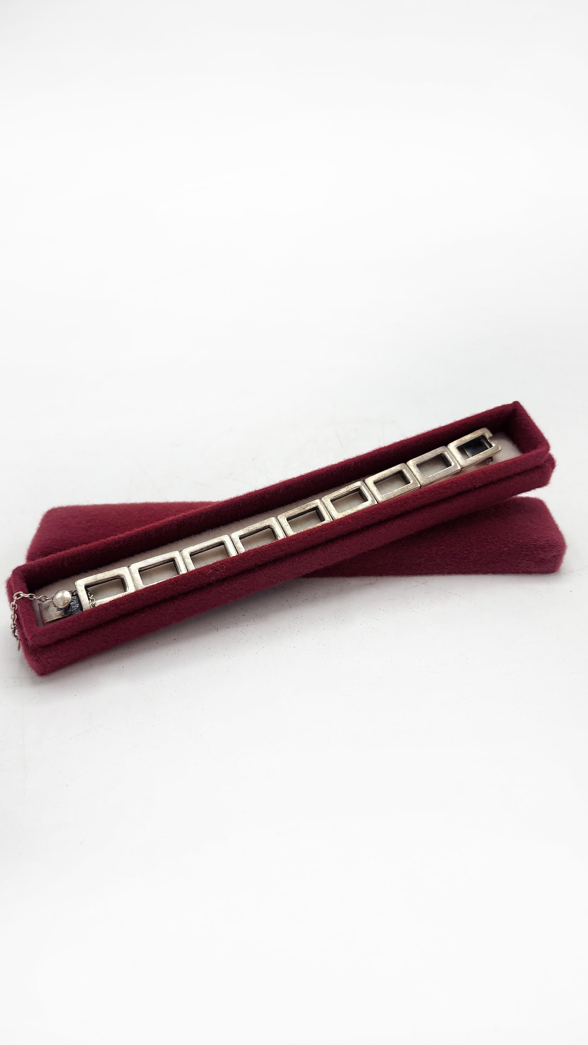 900 Bracciale in argento del designer Antonio Belgiorno
Si tratta di un bracciale vintage in argento 900 del designer Antonio Belgiorno, risalente al 1960 circa. Presenta un design a maglie geometriche rettangolari aperte con un dettaglio interno