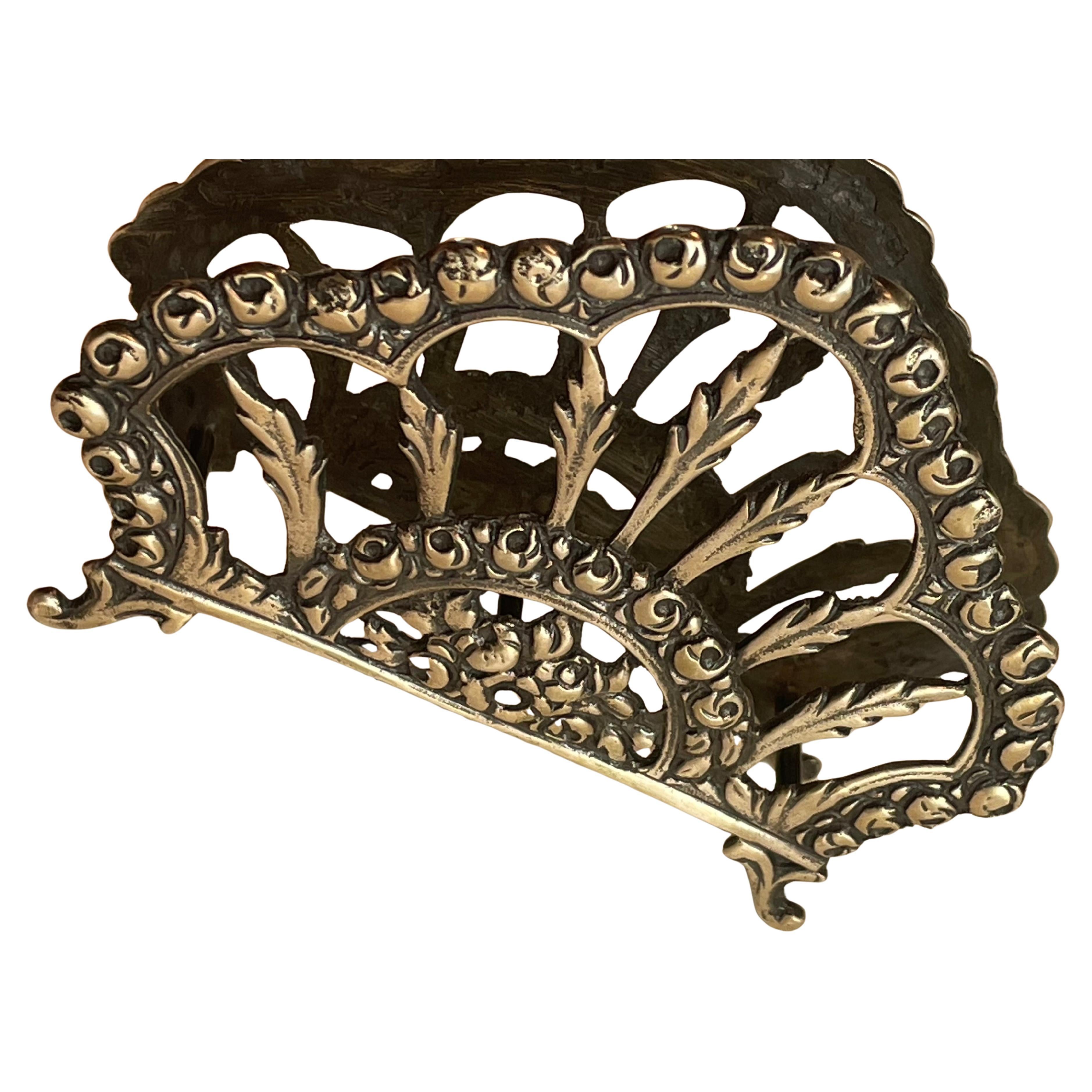 Se trata de un precioso soporte pequeño fabricado en plata al 90% con un dulce diseño de rosas y hojas. Tiene el tamaño perfecto para pequeñas tarjetas de felicitación o de visita y sería un acento maravilloso en un tocador, escritorio o estantería