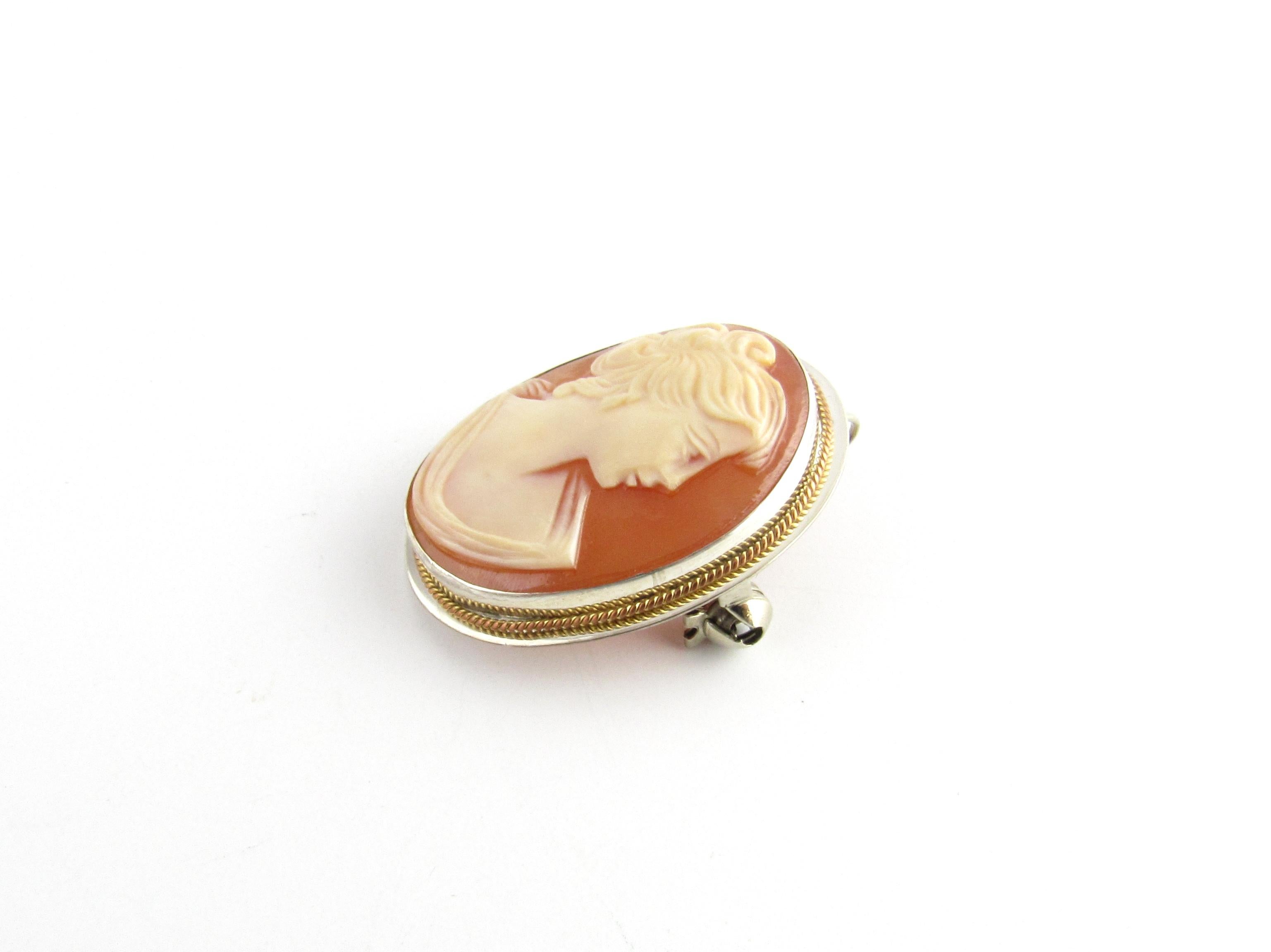 900 Sterling Silver Cameo Pendant/Pin-

This classic cameo features a lovely lady in profile framed in 900 sterling silver.  Can be worn as a pendant or brooch.

Size: 27 mm x 22 mm 

Weight: 2.5 dwt. / 4.0g

Hallmark: 900

Very good condition,