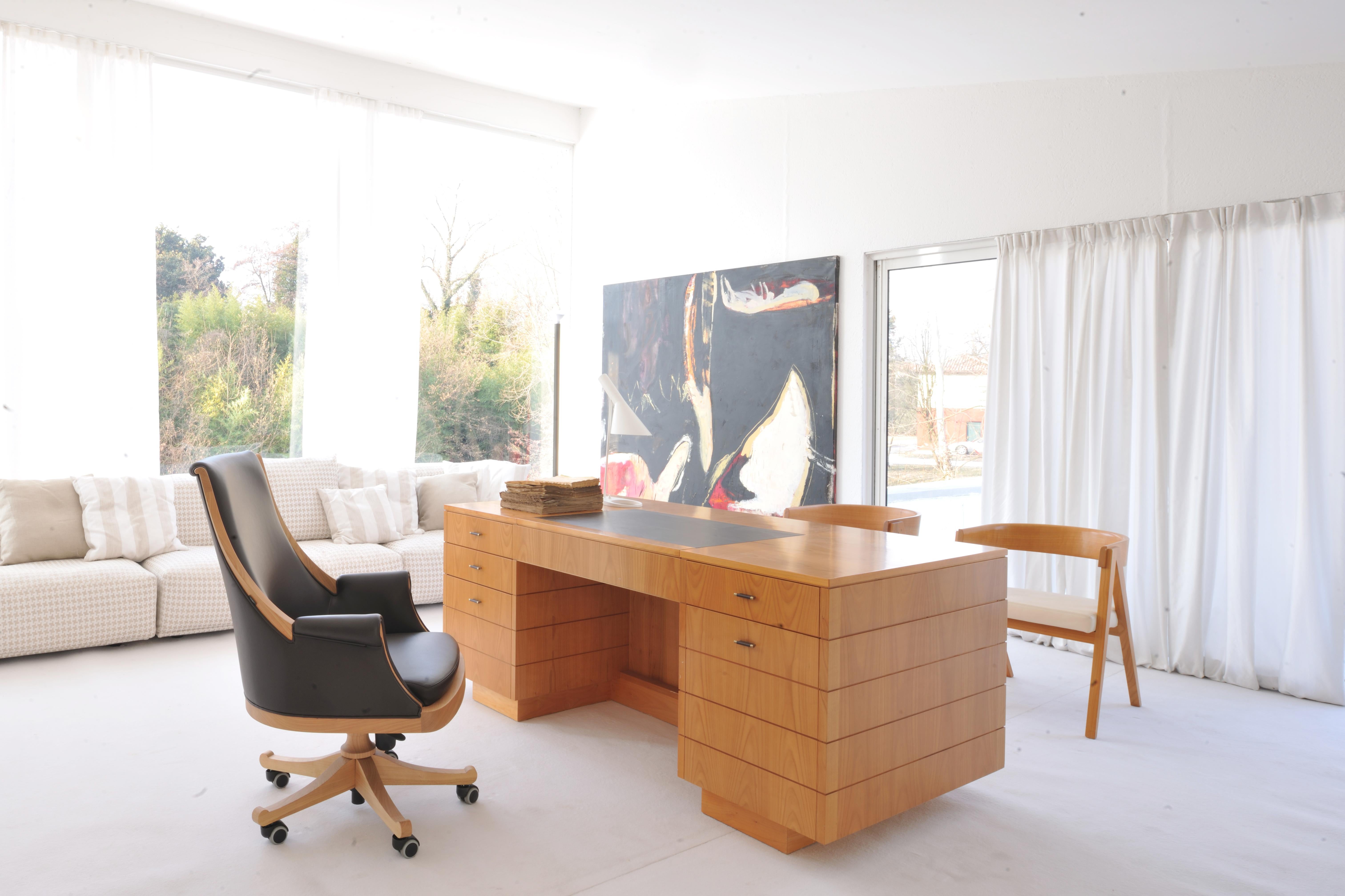 Roma Schreibtisch, ist ein professioneller Schreibtisch im '900er Stil aus Kirschholz mit Schubladen, versteckten Fächern, lederbezogener Klappplatte
Erhältlich in verschiedenen Holzfarben und Ledersorten.