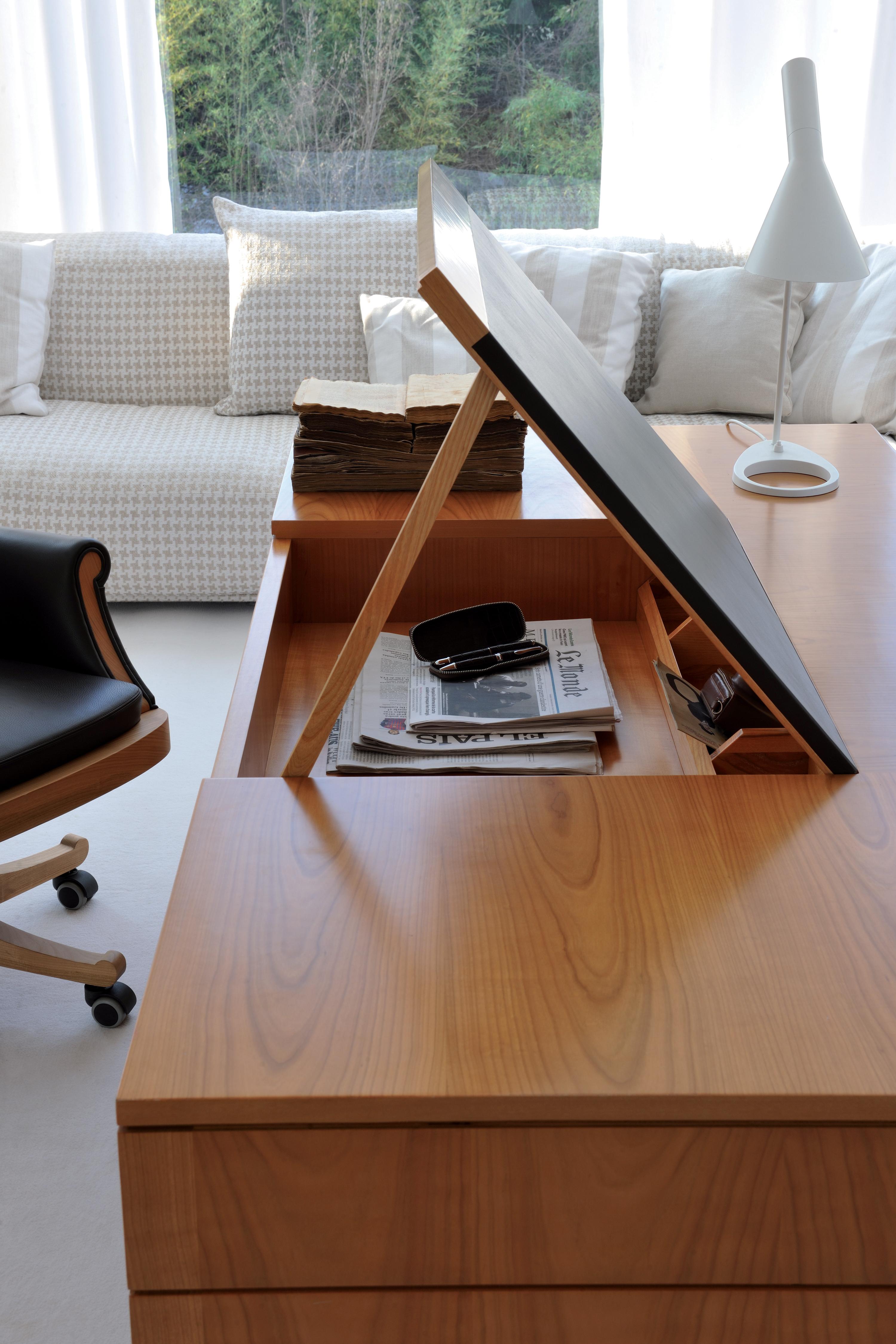 Schreibtisch aus Holz im Stil von900 aus Kirschbaumholz mit Lederplatte und Schubladen, von Morelato (Handgefertigt)