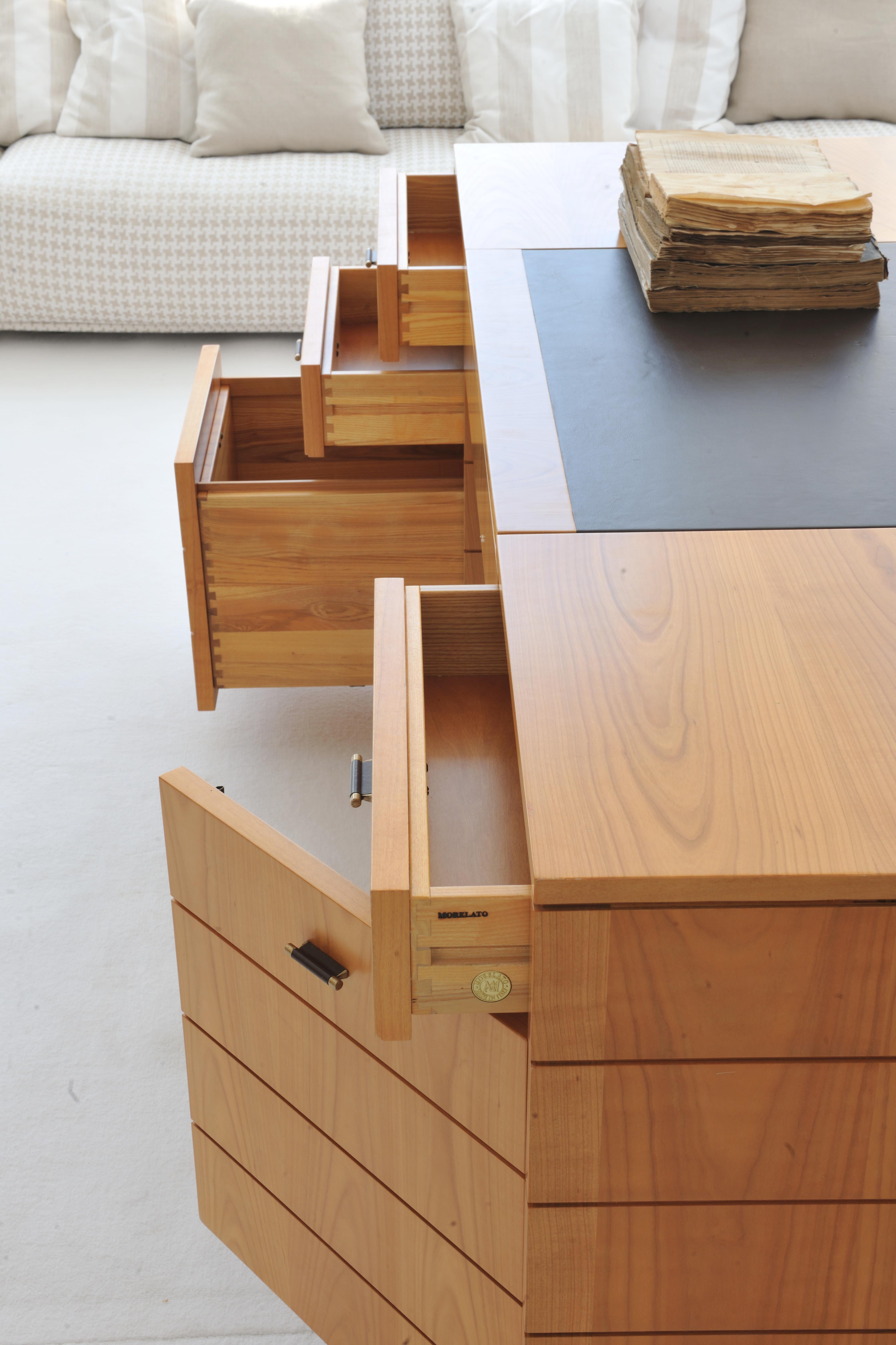 Schreibtisch aus Holz im Stil von900 aus Kirschbaumholz mit Lederplatte und Schubladen, von Morelato im Zustand „Neu“ in Salizzole, IT