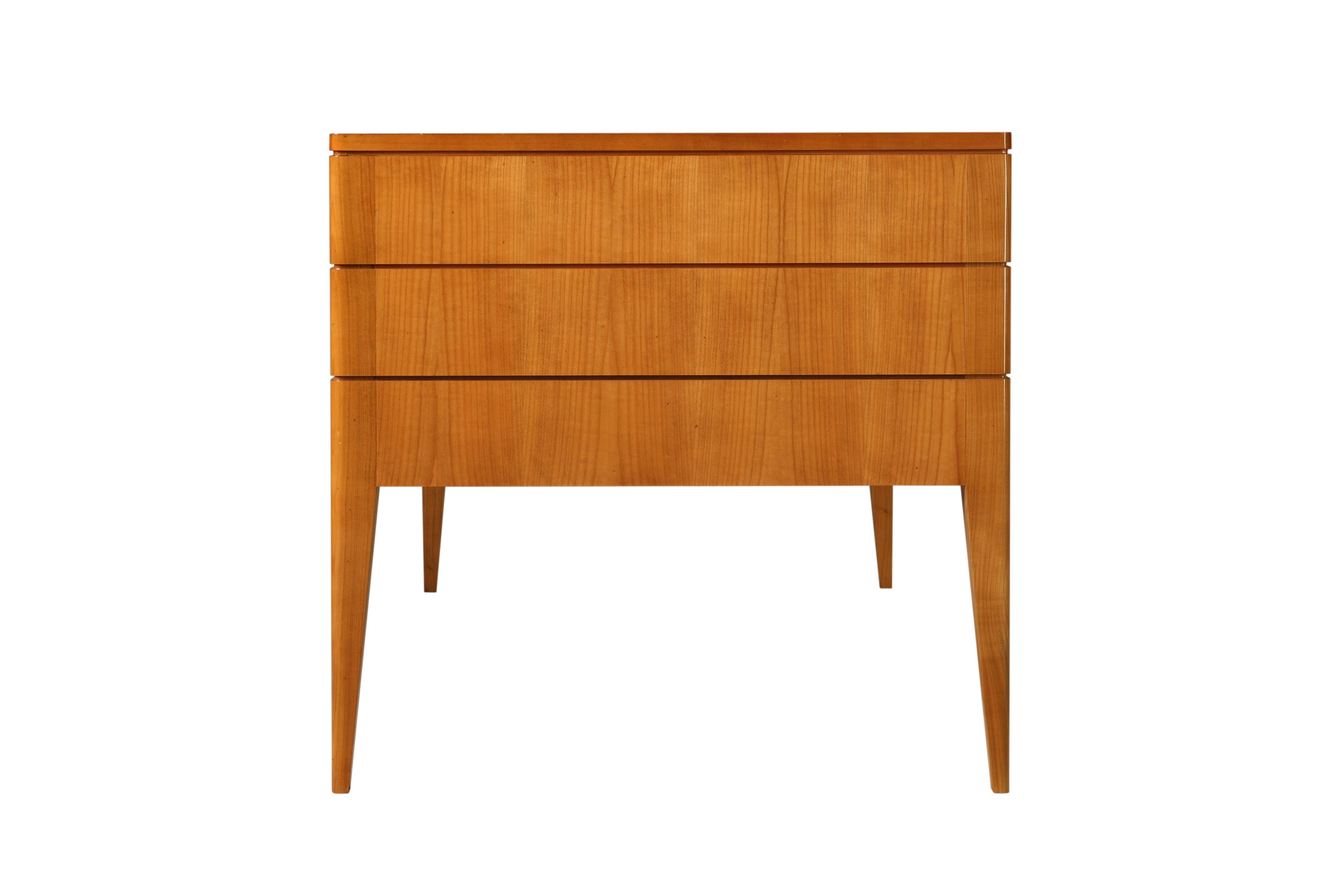 Flaminia è uno scrittoio in stile '900 realizzato in legno di ciliegio con 7 cassetti.

