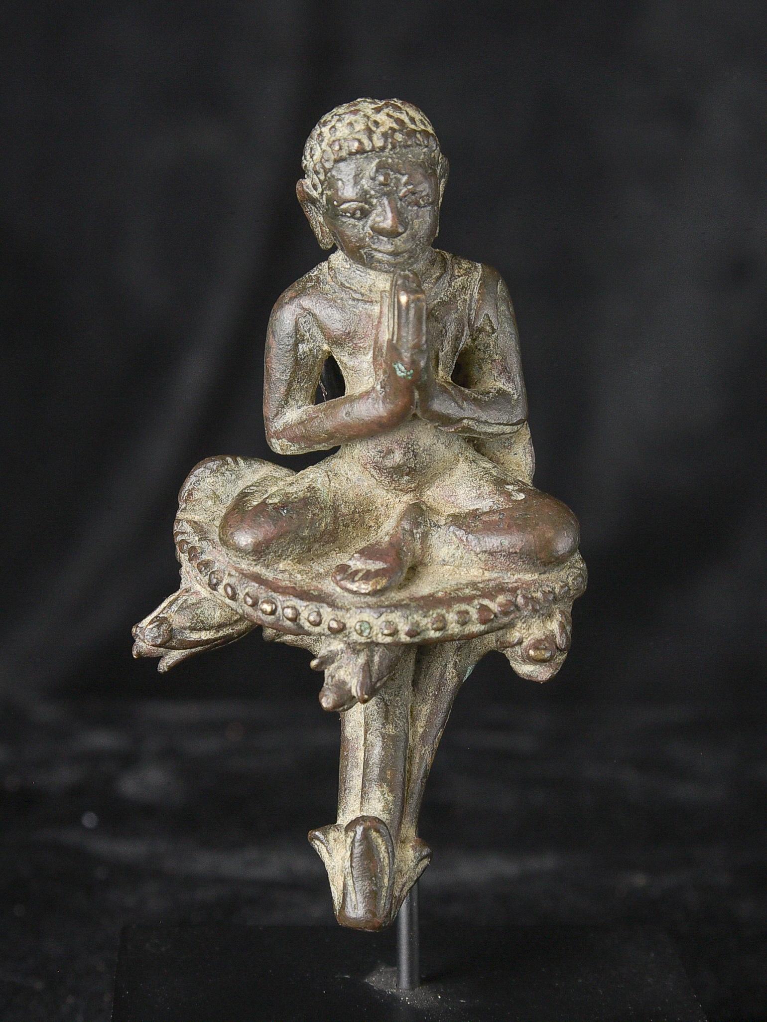 Rare moine en bronze du début de la Birmanie, fin de la période Pyu ou début de la période païenne (vers le XIe siècle)

Ravissante et exceptionnellement rare figurine en bronze coulé d'un moine assis, datant de la fin de la période Pyu au début de