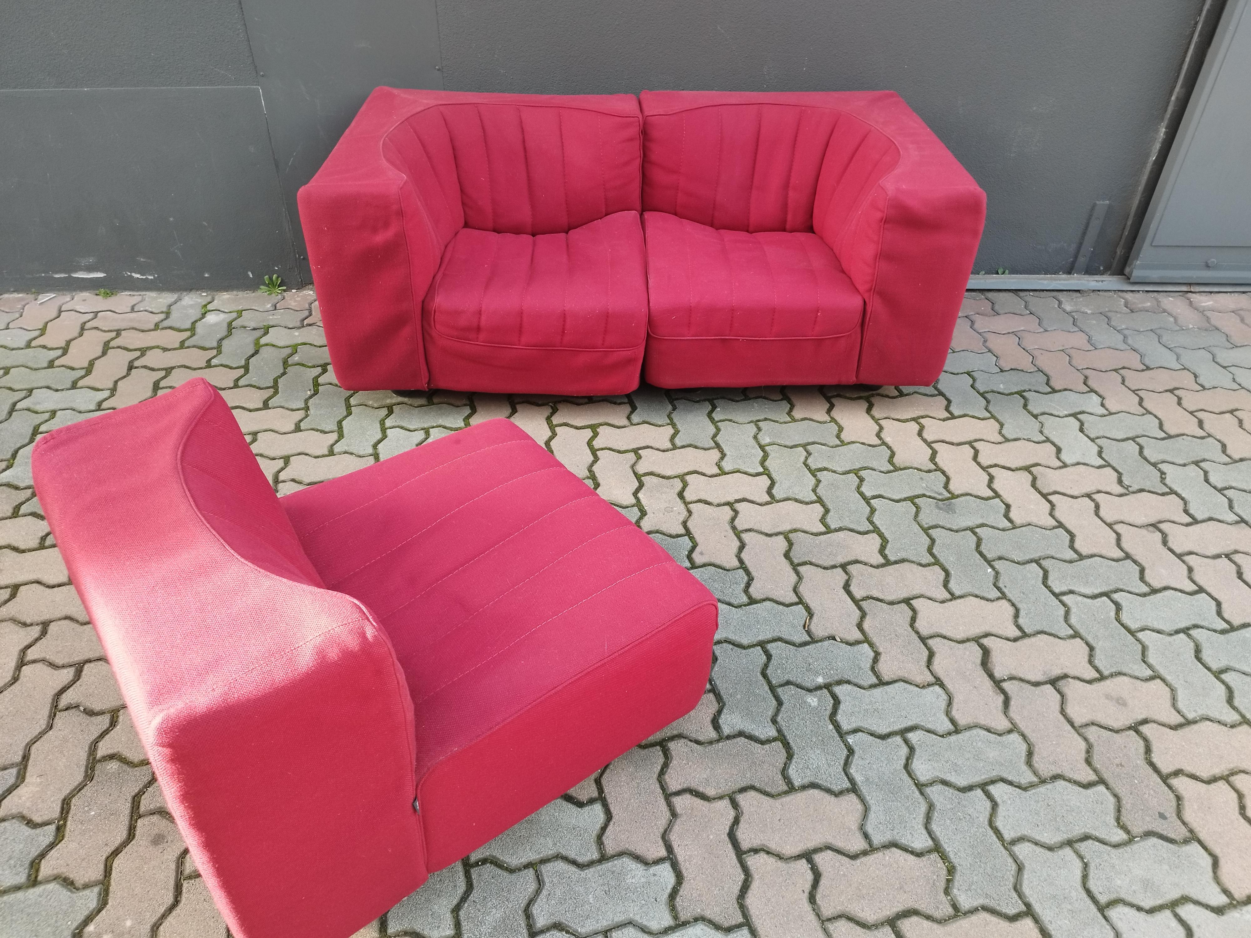 Modulares System Sofa 9000 von Tito Agnoli für Arflex, bestehend aus drei separaten Einheiten.
Jetzt neu aufgelegt von Arflex: Sofazusammenstellung NV10
Rückenlehne und Armlehnen mit elastischen Gurten.
Geformtes Polyurethan mit differenzierter