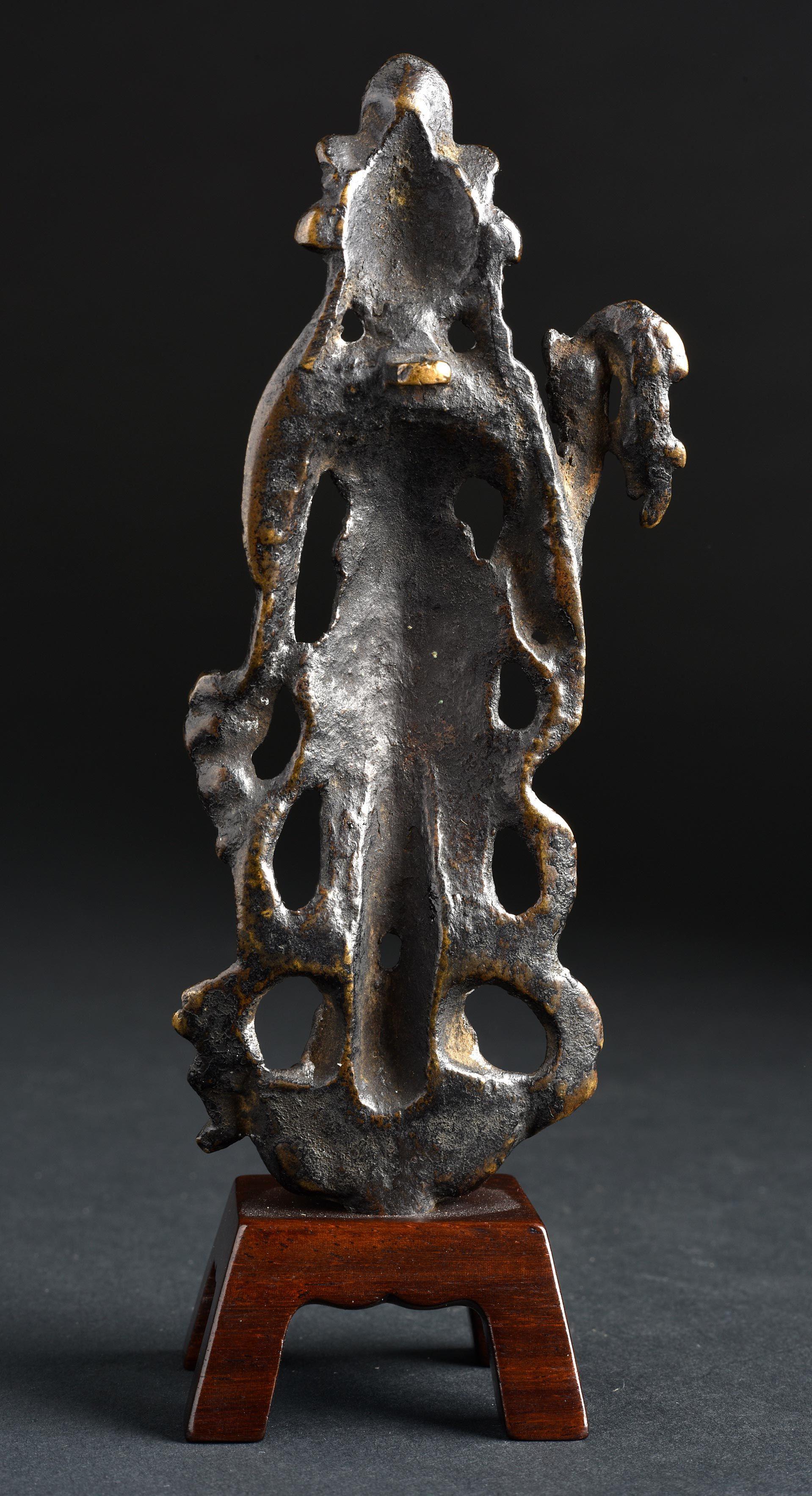 Bodhisattva de la compassion en bronze de la dynastie Tang, datant des années 6-9 C.C. Le visage de cette pièce est magnifique et la sculpture est d'une grande finesse. Le moulage est une qualité que l'on ne trouve que sur des exemplaires de grande
