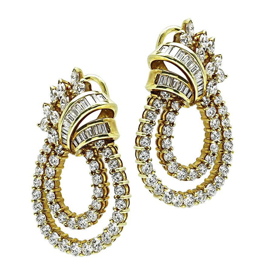 Questo è un affascinante paio di orecchini in oro giallo 18 carati. Gli orecchini presentano scintillanti diamanti a taglio marquise, baguette e rotondo per un peso di circa 9,00ct. Il colore di questi diamanti è F-G con purezza VS. Gli orecchini