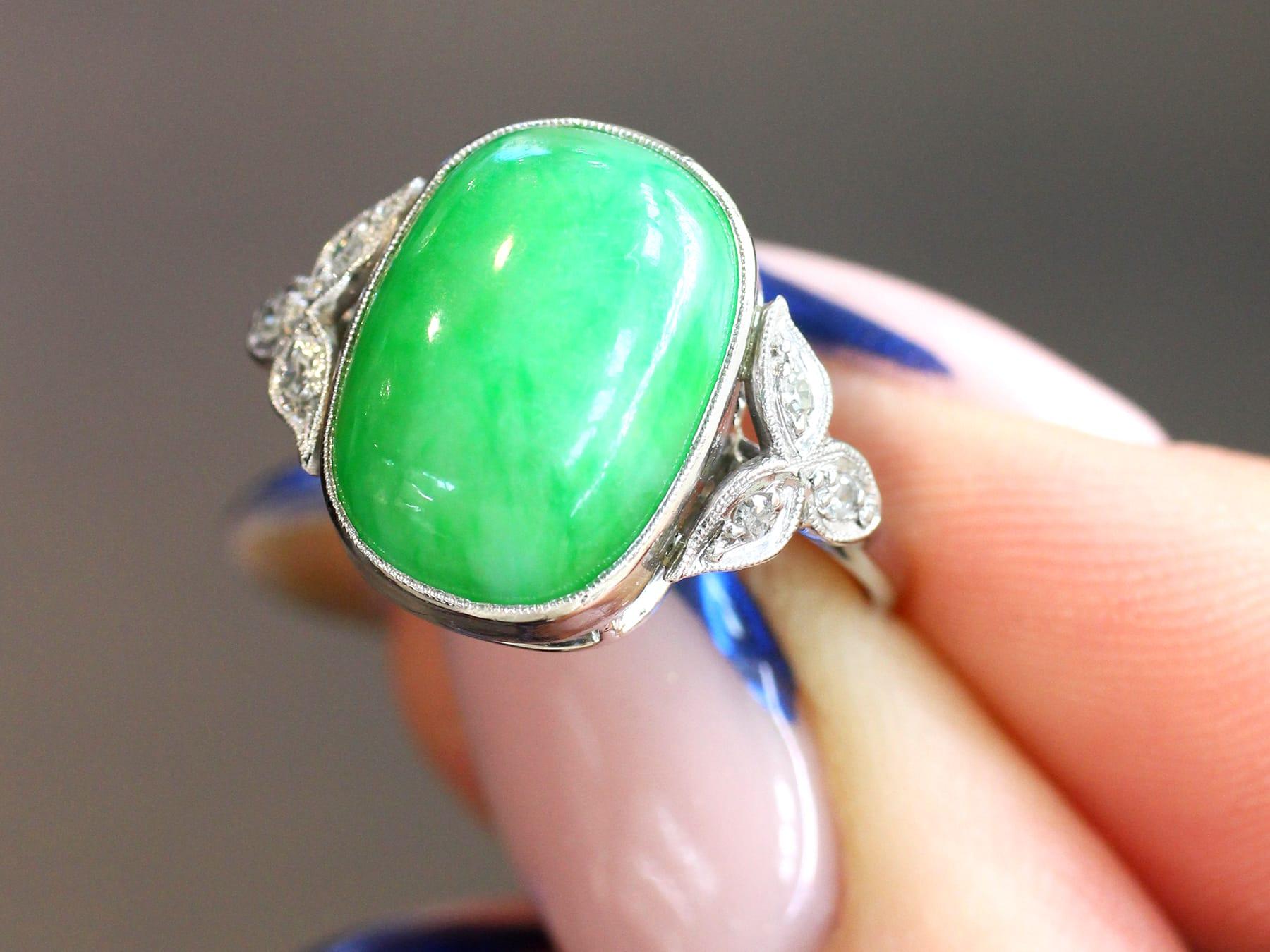 Anello con giadeite e diamanti in oro bianco 18 carati da 9,00 carati CIRCA 1930 In condizioni ottime in vendita a Jesmond, Newcastle Upon Tyne