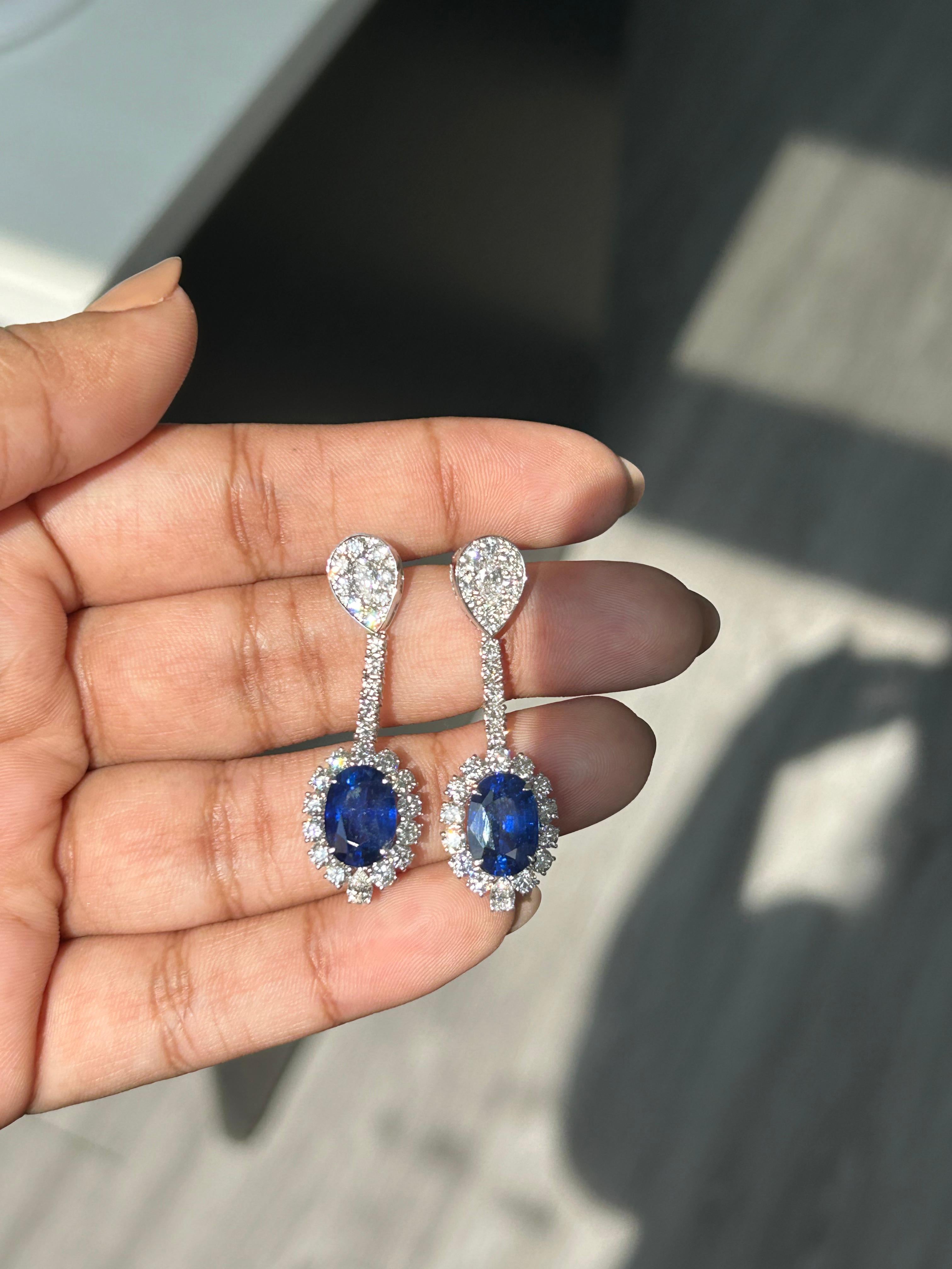 Donna Orecchini con zaffiro blu da 9,01 carati in oro bianco 18 carati in vendita