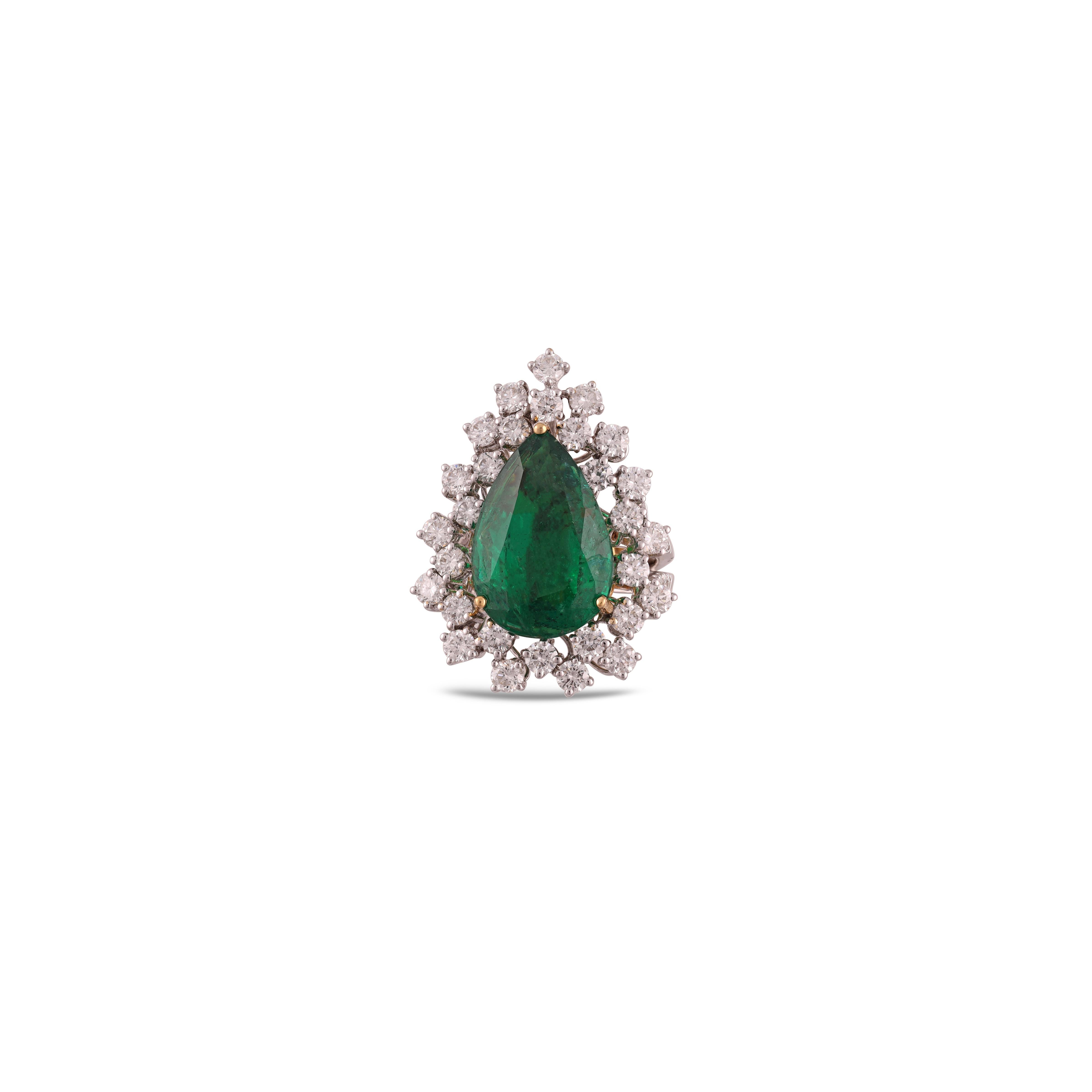 This is an elegant emerald & diamond ring studded in 18k White gold with 1 piece of  Zambian emerald weight 9.01 carat which is surrounded by 49 pieces of  diamonds weight 2.67 carat, this entire ring studded in 18k White gold.

THIS RING COMES