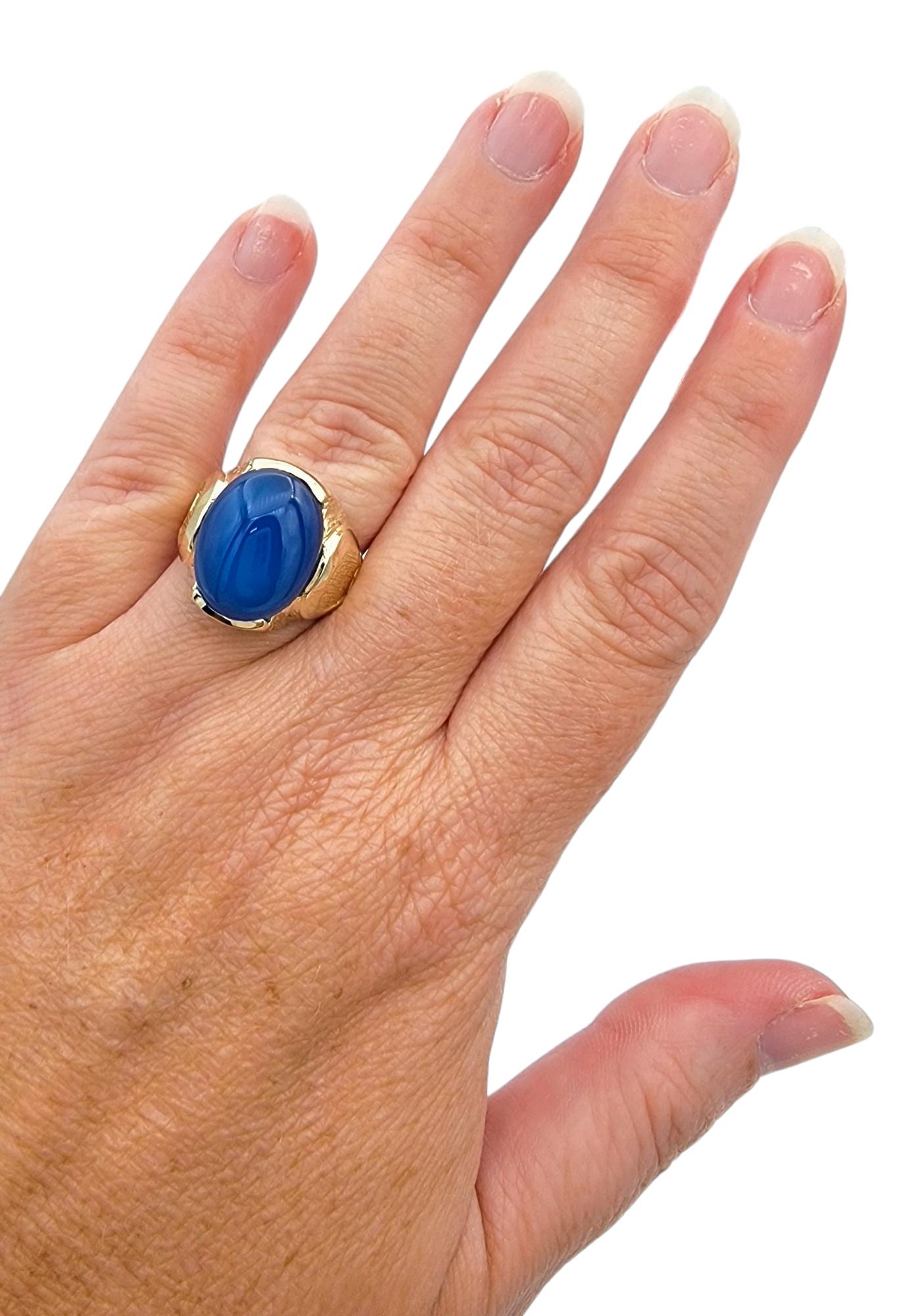 9.01 Carat Dyed Blue Chalcedony Cabochon Cocktail Ring in 14 Karat Yellow Gold In Good Condition For Sale In Scottsdale, AZ