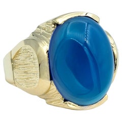 Anillo de cóctel con cabujón de calcedonia azul teñida de 9,01 quilates en oro amarillo de 14 quilates