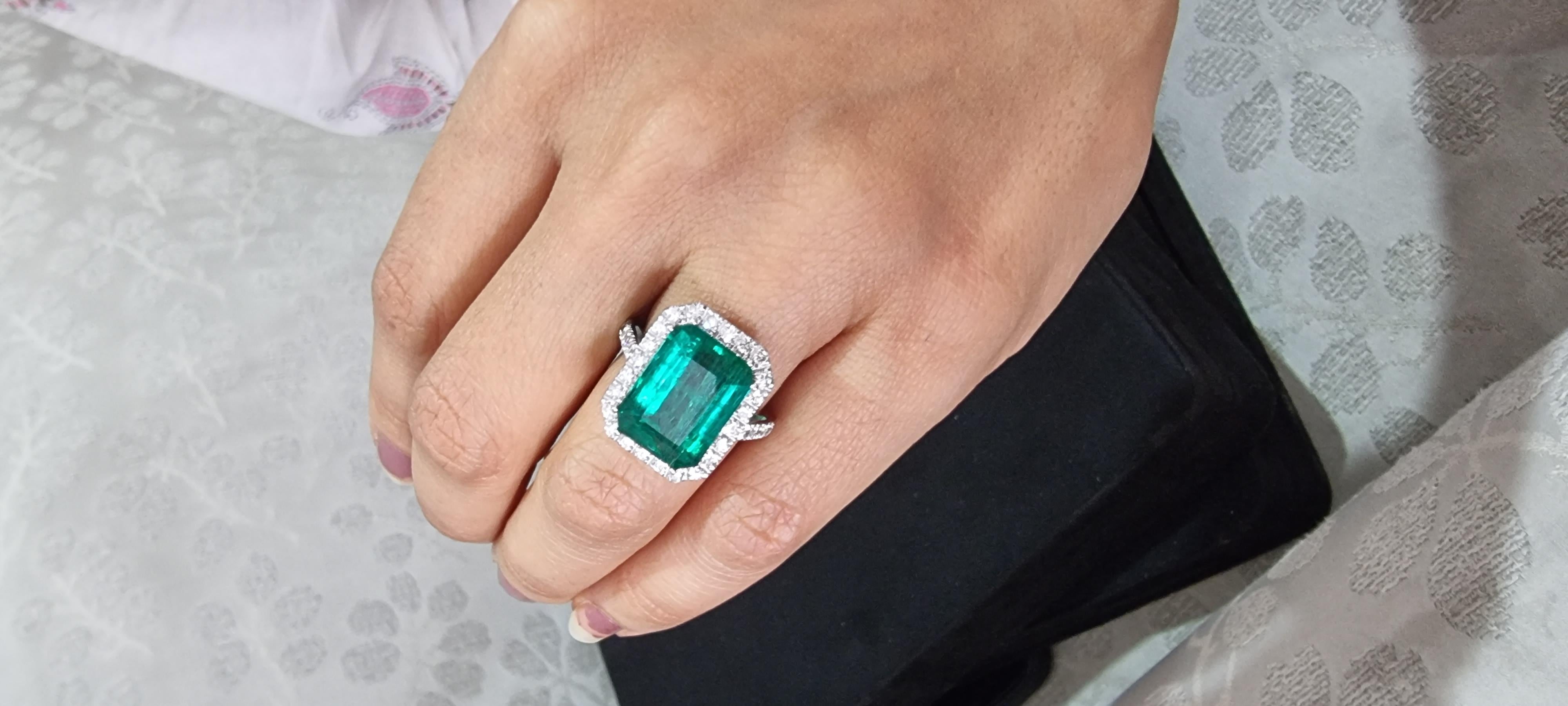9.01 Carats Natural Zambian Emerald Ring & 0.83 Carats Diamonds  14K White Gold In New Condition In New York, NY