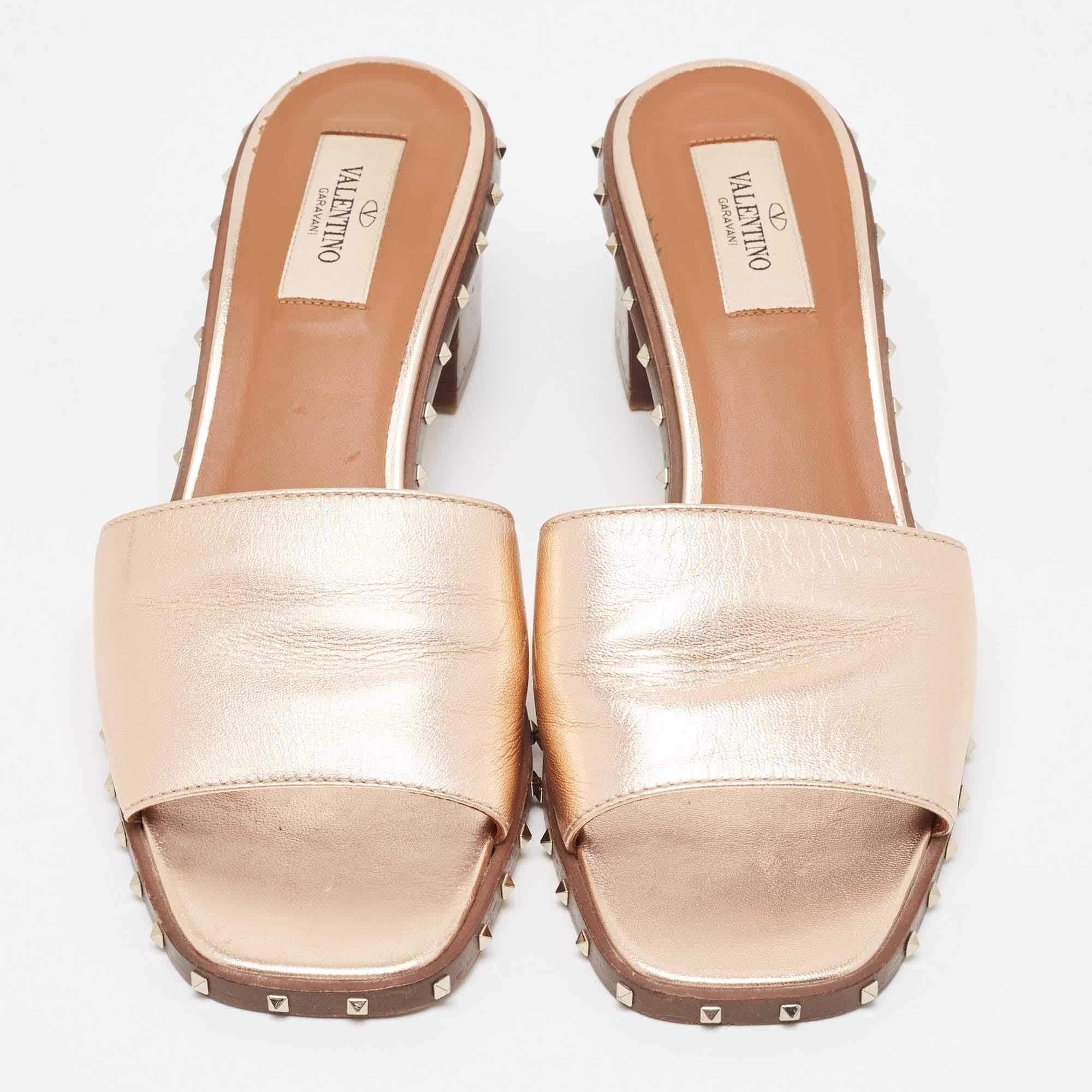 901723Valentino Metallic Leather Rockstud Open Toe Block Heel Slide Sandals Size In Good Condition In Dubai, Al Qouz 2