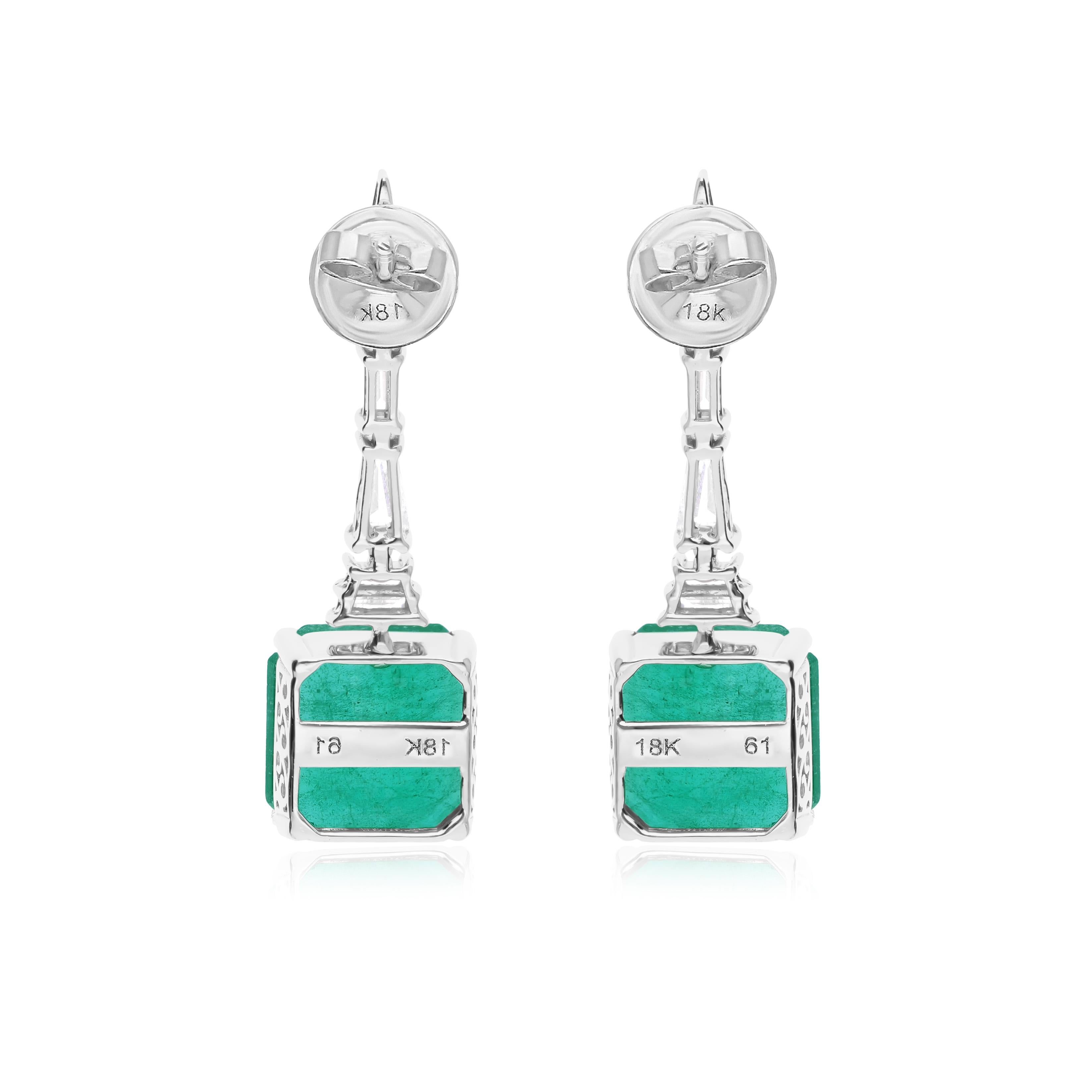Coulées dans de l'or 18 carats, ces boucles d'oreilles exquises sont serties d'une émeraude zambienne de 9,02 carats et de diamants étincelants de 0,64 carat.

Suivez la vitrine de Spectrum Jewels pour découvrir la dernière collection et les pièces