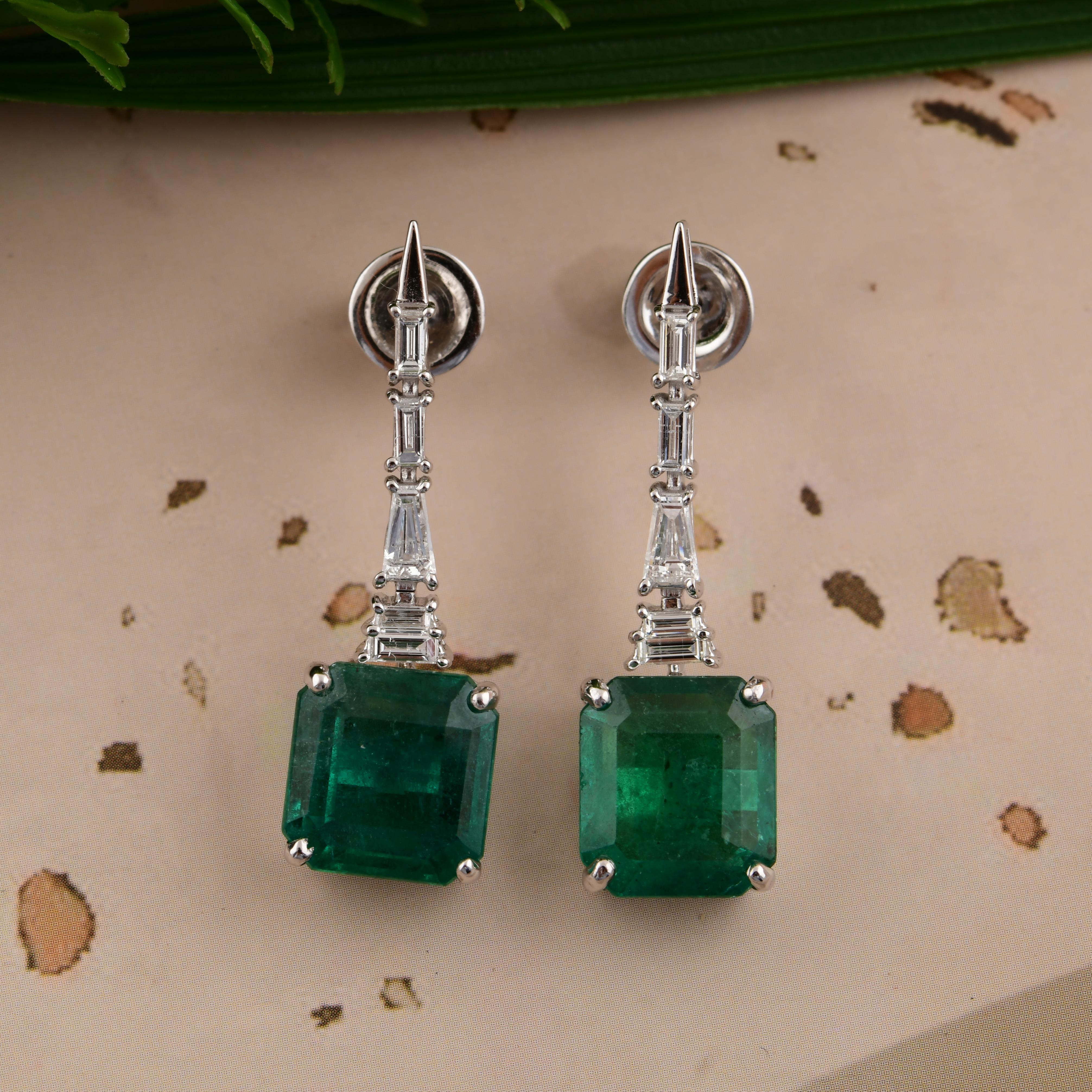 Taille coussin Boucles d'oreilles en or blanc 18 carats avec émeraude de 9,02 carats et diamants baguettes de 0,64 carat SI/H en vente