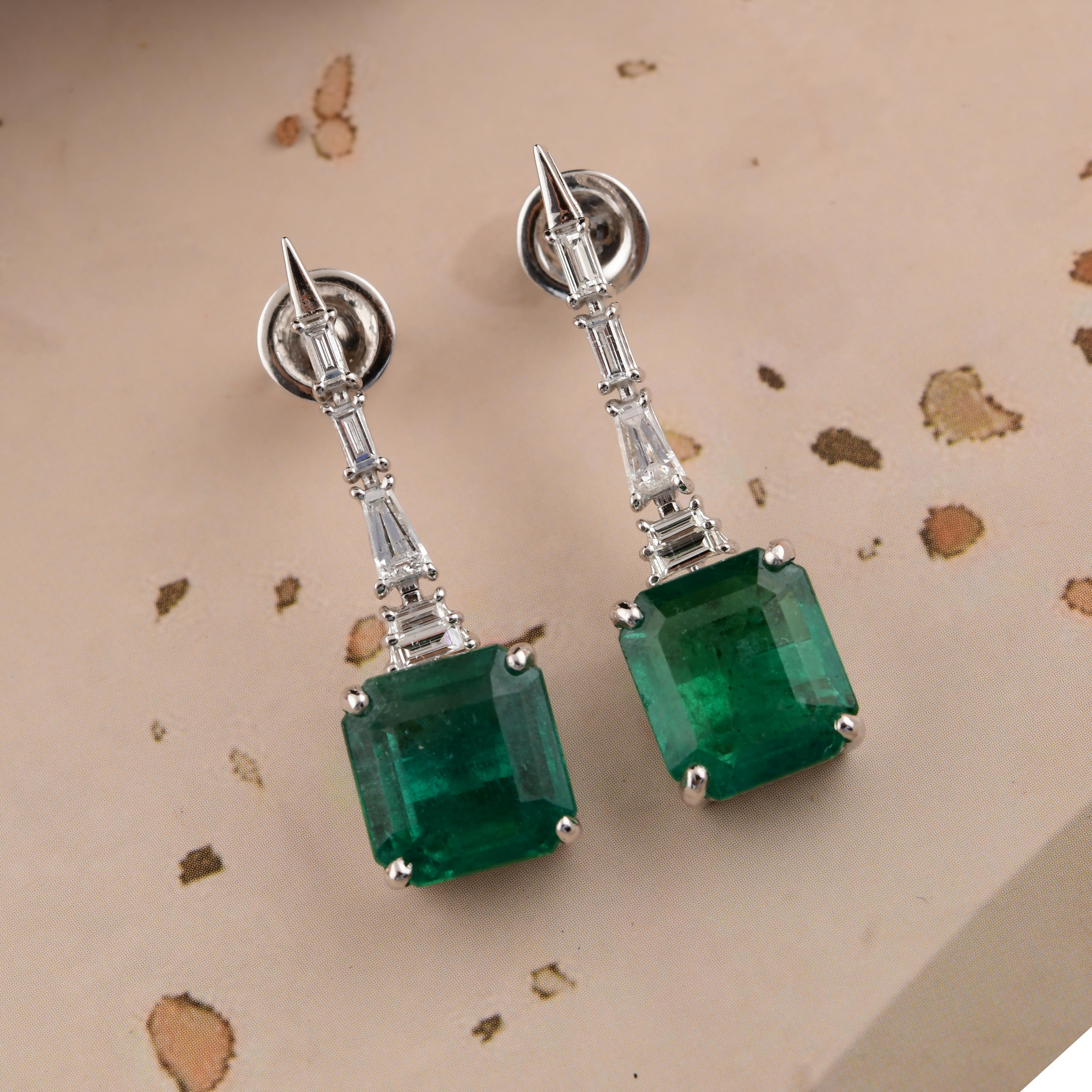 Boucles d'oreilles en or blanc 18 carats avec émeraude de 9,02 carats et diamants baguettes de 0,64 carat SI/H Neuf - En vente à Diera, Dubai