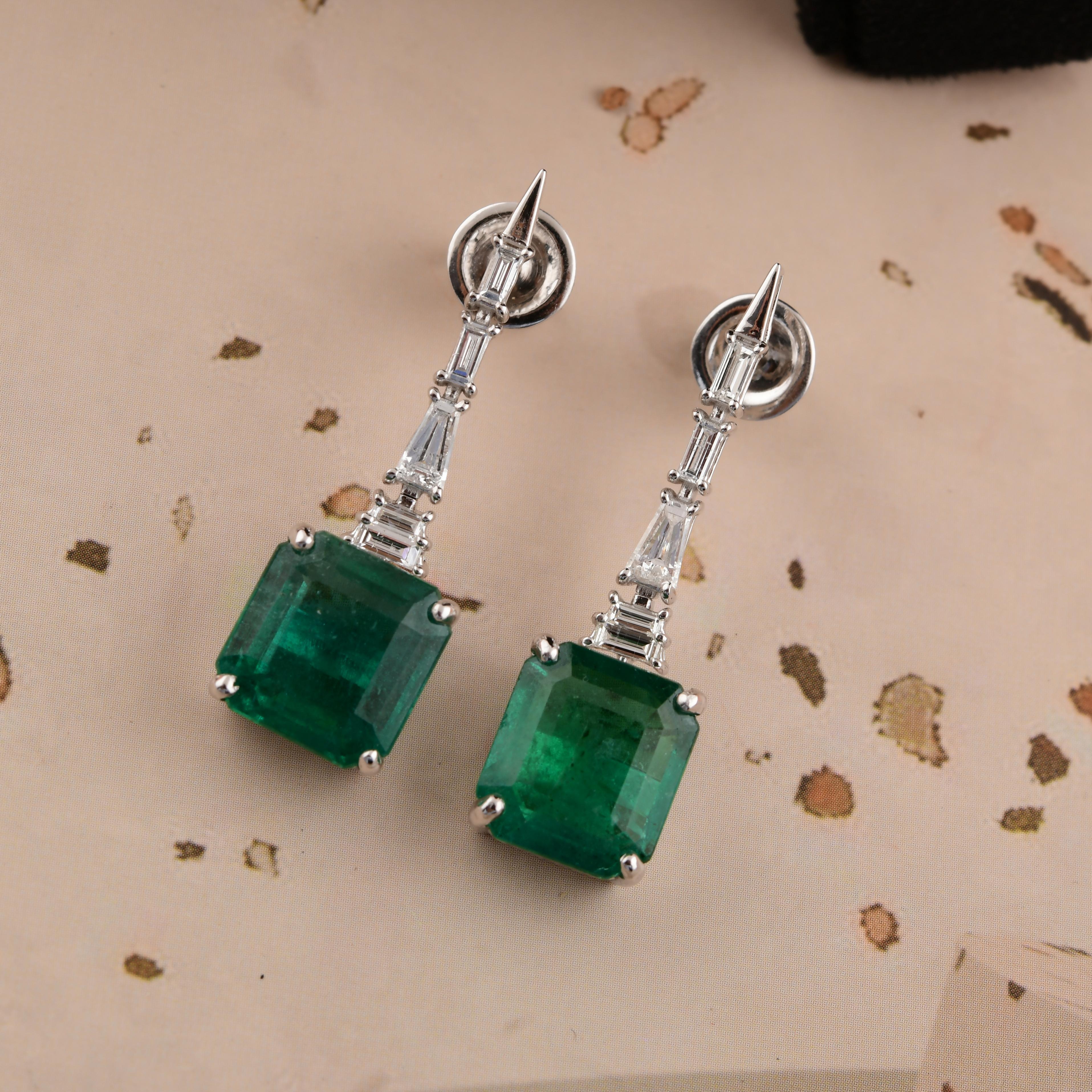 Boucles d'oreilles en or blanc 18 carats avec émeraude de 9,02 carats et diamants baguettes de 0,64 carat SI/H Pour femmes en vente