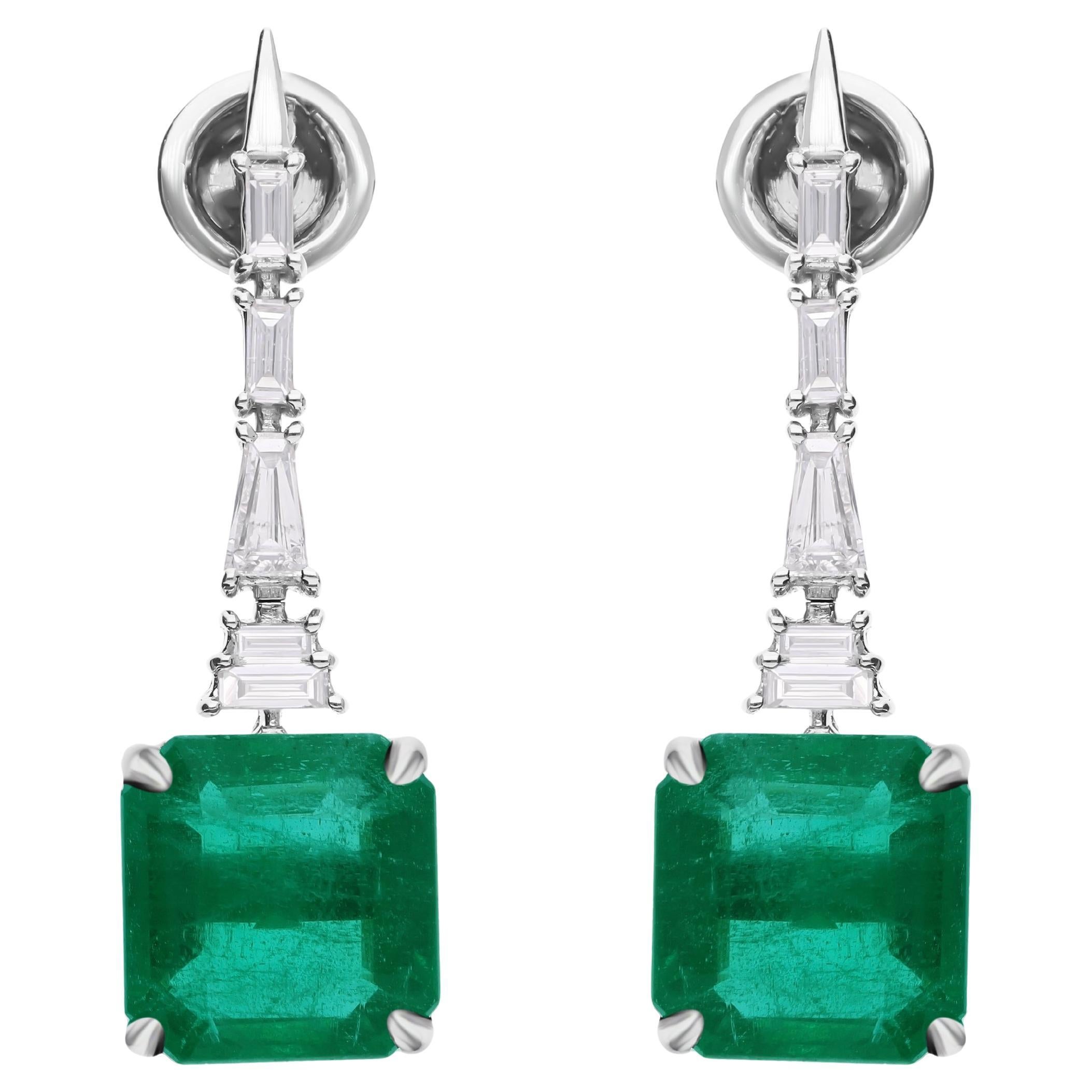 Boucles d'oreilles en or blanc 18 carats avec émeraude de 9,02 carats et diamants baguettes de 0,64 carat SI/H