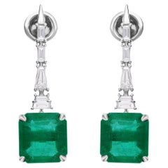 Pendientes de diamantes baguette SI/H de 9,02 quilates Esmeralda de 0,64 quilates Oro blanco de 18 quilates