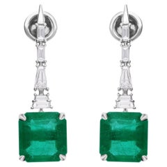 Boucles d'oreilles en or blanc 18 carats avec émeraude de 9,02 carats et diamants baguettes de 0,64 carat SI/H
