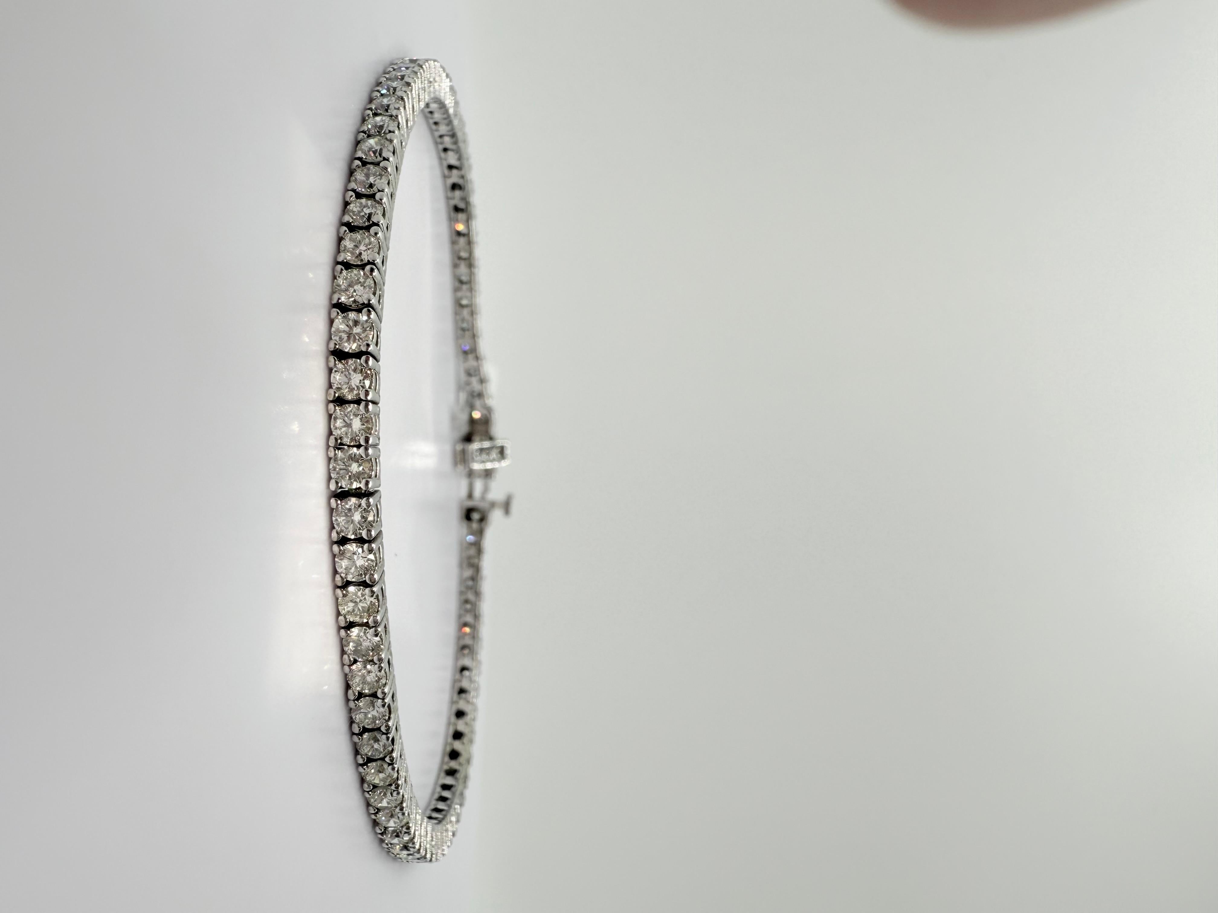 Esta deslumbrante pulsera tenis combina una elegancia atemporal con un brillo sustancial. Elaborada por expertos en oro blanco de 18 quilates, presenta una hilera continua de diamantes redondos talla brillante que suman un total de 9,02 quilates. De